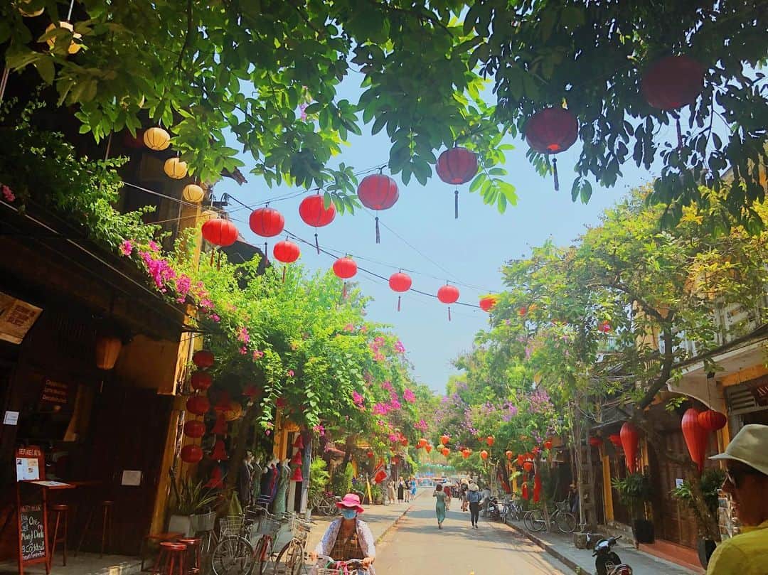 藤本恵理子のインスタグラム：「It was my first time visiting Vietnam 🇻🇳 I had a tea good time. 時間がたってしまいましたが今年のGWにベトナムへ旅行してきました。 10日ほどのんびりしてきました。 ホイアンの街はなんだかノスタルジックで魅力的でした。  #hoian #vietnam #travel #travelphotography #instatravel #holiday #gw #trip #asia #lantern  #ベトナム #ゴールデンウィーク #旅行 #写真 #ホイアン #ランタン #アジア #여행 #여행스타그램 #사진 #베트남」