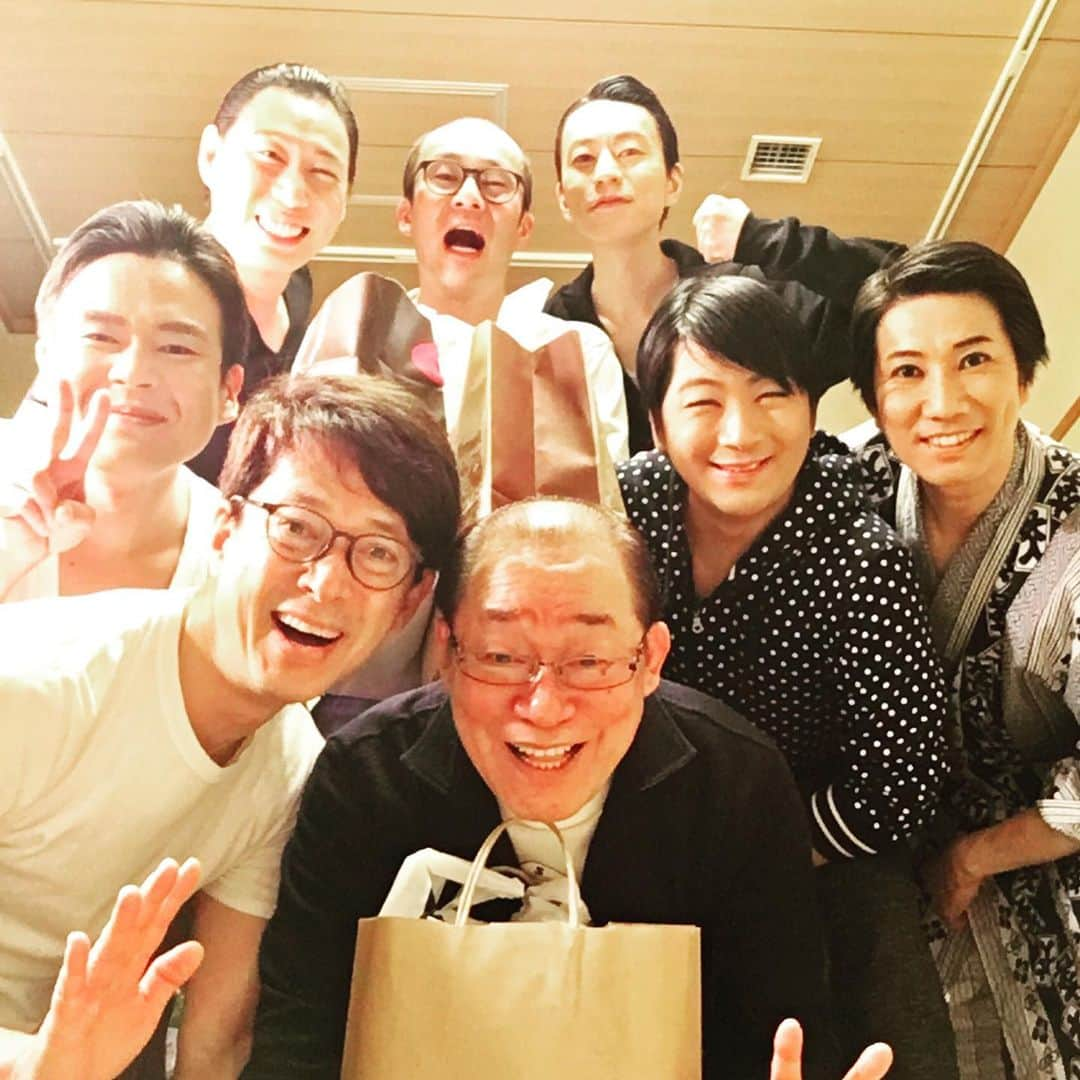 西川忠志さんのインスタグラム写真 - (西川忠志Instagram)「島田一の介師匠、もりすけくん。  本日は楽屋迄、 島田一の介師匠がもりすけくんと共に 沢山のお心を持ってお越しくださいました。 師匠、いつもいつも本当にお心をお掛け頂き ありがとうございます。 感謝。  #島田一の介 #師匠 #もりすけ #楽屋 #ありがとうございます #嬉しい #感謝 #ありがたい #大阪松竹座 #笑う門には福来たる #伊賀健二 #小竹佑典  #斎藤晋介 #ジソンシン #酒井孝太 #下村啓太 #ジソンシン酒井  #ジソンシン下村 #西川忠志 #吉本新喜劇 #よしもと新喜劇」5月22日 15時31分 - nishikawa_tada