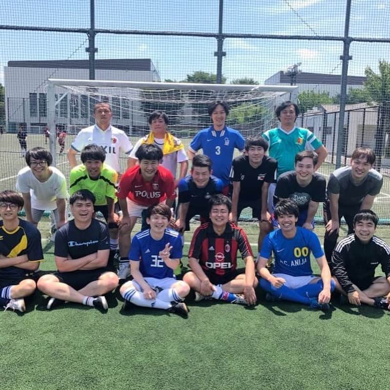 竹内まなぶのインスタグラム：「【おそらく銀シャリ橋本さんが主催したフットサル⚽️】 今日は午前中からフットサル！誘って頂いた橋本さんに感謝🍚！ 僕にはスポーツブランドは統一しなければならないというポリシーがあります。しかし、そのポリシーも鹿島愛には敵わず、足元は #newbalance #442 ユニフォームは #nike #鹿島アントラーズ2016アウェイ #満男さんもこのスタイルだったから正解の組み合わせ #鹿島アントラーズ #ちなみに今日は5得点 #フットサルなのに #サッカーのパススピードとシュートスピード #フィジカルを全面に出すスタイル #ななまがり初瀬さんはずっとなんじゃいって叫んでた #なんじゃいフットボール #MONDAYFOOTBALLみたい  #朝から気分が良いので最近買ったスニーカーを #nikesacai  #タン二枚 #airmonarch  #ゴルフボール入ってんじゃねーか？ #歪なデザインに弱い」