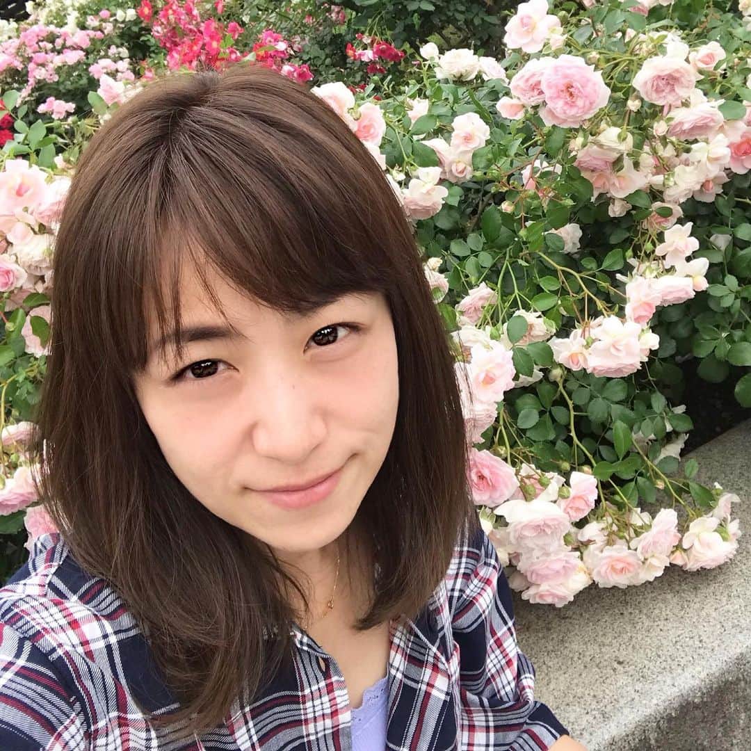 田中いちえのインスタグラム：「バラ園へ🌹 めっちゃきれかったし、いい香りでした！ 最近髪の色が気に入らない。思った通りにならないよー😖 #田中いちえ#バラ園」