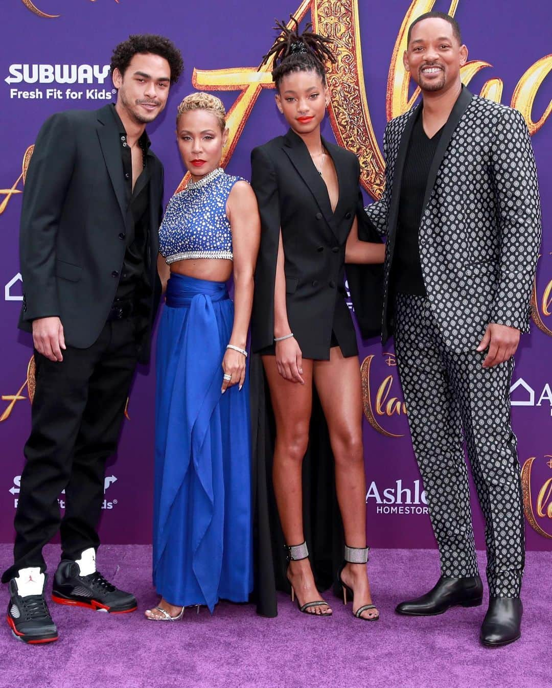 Just Jaredさんのインスタグラム写真 - (Just JaredInstagram)「@willsmith had the support of wife @jadapinkettsmith and kids @treysmith0011 @c.syresmith & @willowsmith at the @disneyaladdin premiere! #WillSmith #JadaPinkettSmith #TreySmith #JadenSmith #WillowSmith #Aladdin Photos: Getty」5月22日 15時35分 - justjared