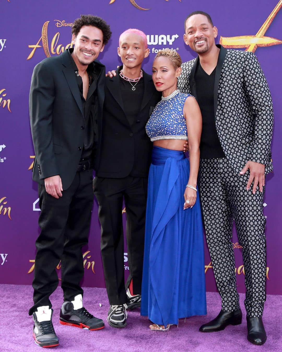 Just Jaredさんのインスタグラム写真 - (Just JaredInstagram)「@willsmith had the support of wife @jadapinkettsmith and kids @treysmith0011 @c.syresmith & @willowsmith at the @disneyaladdin premiere! #WillSmith #JadaPinkettSmith #TreySmith #JadenSmith #WillowSmith #Aladdin Photos: Getty」5月22日 15時35分 - justjared