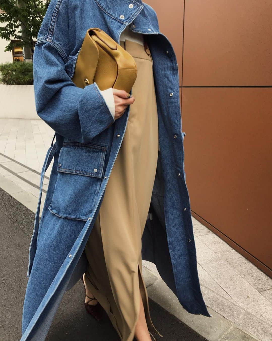 黒石奈央子さんのインスタグラム写真 - (黒石奈央子Instagram)「AMERI AW ふく . DENIM WORK LONG COAT ¥23180+tax  OVERALL LIKE DRESS ¥18500+tax SCARF HANG KNIT ¥15700+tax CROSS POINTED PUMPS ¥21200+tax アクセ  AW . めーーっちゃ可愛いでにむこーとが上がってきたよ！ アメリとしては久々なデニムロングコート。今回オーダーサイズでアームはロールが広めだから中に着こめるので高い期間活躍してくれます！ サスペンダードレスは一見オールインワンに見えて実はワンピ😍裾のカフが効いてる！ .  先行予約期間 web & 心斎橋 5/23〜5/27 5/23.24  代官山 5/25〜5/27  ルミネ  @ameri_shinjuku @amerivintage @ameri_daikanyama @ameri.shinsaibashi #ameri#amerivintage #fashion #coordinate#ootd#outfit#osanposnap #705_outfit #大人ファッション #大人コーディネート #大人スタイル #modestyle #modefashion#modecasual #2019autumnwinter#先行予約 #japonism」5月22日 15時35分 - blackstone705