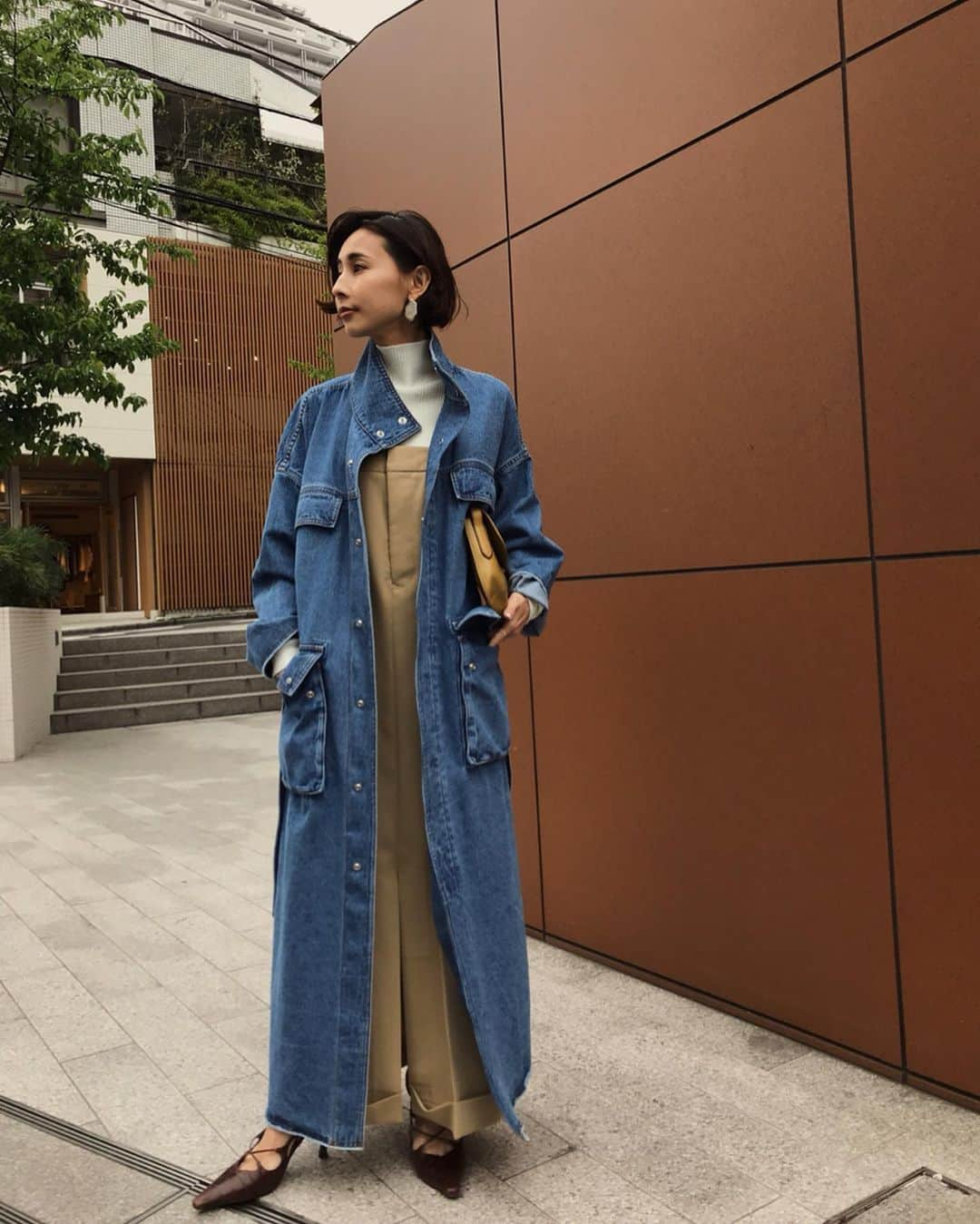 黒石奈央子さんのインスタグラム写真 - (黒石奈央子Instagram)「AMERI AW ふく . DENIM WORK LONG COAT ¥23180+tax  OVERALL LIKE DRESS ¥18500+tax SCARF HANG KNIT ¥15700+tax CROSS POINTED PUMPS ¥21200+tax アクセ  AW . めーーっちゃ可愛いでにむこーとが上がってきたよ！ アメリとしては久々なデニムロングコート。今回オーダーサイズでアームはロールが広めだから中に着こめるので高い期間活躍してくれます！ サスペンダードレスは一見オールインワンに見えて実はワンピ😍裾のカフが効いてる！ .  先行予約期間 web & 心斎橋 5/23〜5/27 5/23.24  代官山 5/25〜5/27  ルミネ  @ameri_shinjuku @amerivintage @ameri_daikanyama @ameri.shinsaibashi #ameri#amerivintage #fashion #coordinate#ootd#outfit#osanposnap #705_outfit #大人ファッション #大人コーディネート #大人スタイル #modestyle #modefashion#modecasual #2019autumnwinter#先行予約 #japonism」5月22日 15時35分 - blackstone705