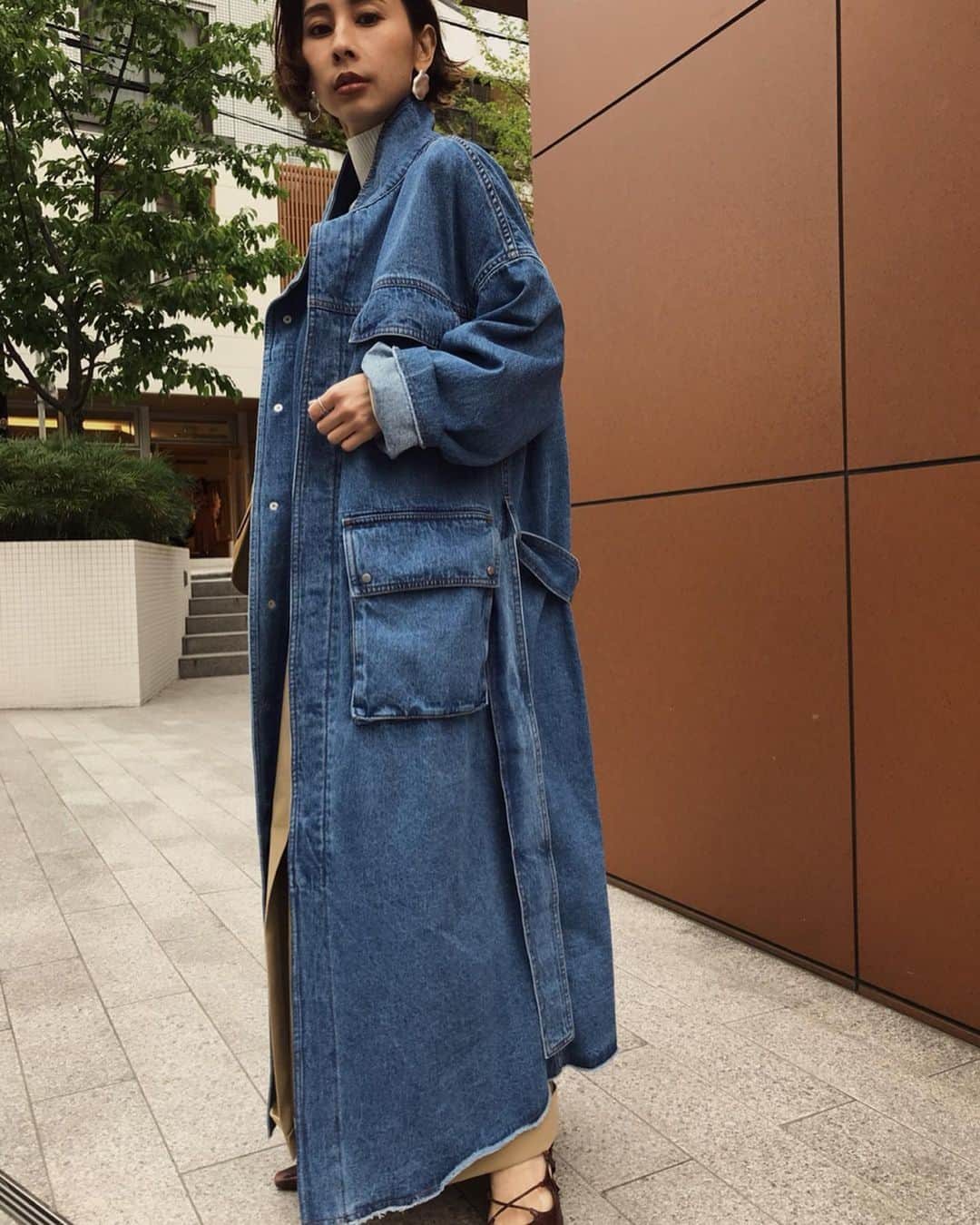 黒石奈央子さんのインスタグラム写真 - (黒石奈央子Instagram)「AMERI AW ふく . DENIM WORK LONG COAT ¥23180+tax  OVERALL LIKE DRESS ¥18500+tax SCARF HANG KNIT ¥15700+tax CROSS POINTED PUMPS ¥21200+tax アクセ  AW . めーーっちゃ可愛いでにむこーとが上がってきたよ！ アメリとしては久々なデニムロングコート。今回オーダーサイズでアームはロールが広めだから中に着こめるので高い期間活躍してくれます！ サスペンダードレスは一見オールインワンに見えて実はワンピ😍裾のカフが効いてる！ .  先行予約期間 web & 心斎橋 5/23〜5/27 5/23.24  代官山 5/25〜5/27  ルミネ  @ameri_shinjuku @amerivintage @ameri_daikanyama @ameri.shinsaibashi #ameri#amerivintage #fashion #coordinate#ootd#outfit#osanposnap #705_outfit #大人ファッション #大人コーディネート #大人スタイル #modestyle #modefashion#modecasual #2019autumnwinter#先行予約 #japonism」5月22日 15時35分 - blackstone705