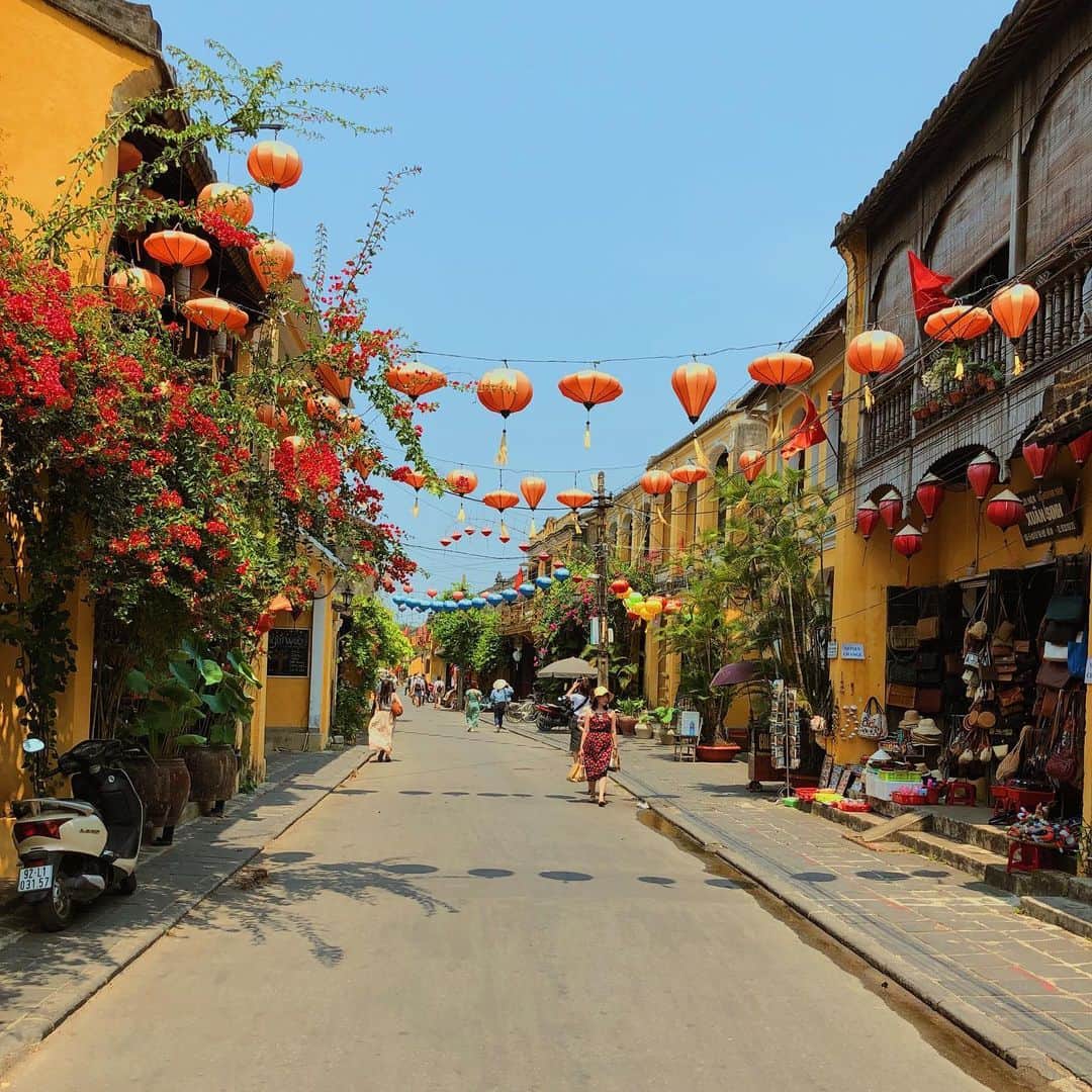 藤本恵理子のインスタグラム：「Beautiful lantern 🎈 カラフルなランタンが、至るところに掛けられていて美しかった。 ホイアンでゆっくり散策したかったけど、 30度越えであまりゆっくりできなかったのが残念。  #hoian #vietnam #travel #travelphotography #instatravel #holiday #gw #trip #asia #lantern  #ベトナム #ゴールデンウィーク #旅行 #写真 #ホイアン #ランタン #アジア #여행 #여행스타그램 #사진 #베트남」