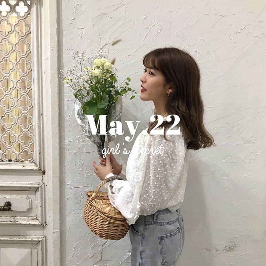 のインスタグラム：「5/22♡スワイプしてね👉「”好感度”コーデにかごバッグ」 . 今が旬のかごバッグ。 ”好感度”高い春夏コーデを作るために、必須なアイテム！？♡いつものコーデにプラスワンで、取り入れてみて♪ .  Thank you 🌹 @tan___gram / @mochico_chan @nmt_oo / @yk.th @_____sarang . 今女の子の中で流行っているコトやITEMがあればPATRAをタグ付けして教えてね❤︎ 皆さんのすてきな投稿をぜひ紹介させてください！ . #patra #おしゃれさんと繋がりたい #かごバッグ #コーデ #今日のコーデ #ブラウス #ベージュコーデ#ワンピース #おしゃピク #ピクニック #シミラーコーデ #夏コーデ」