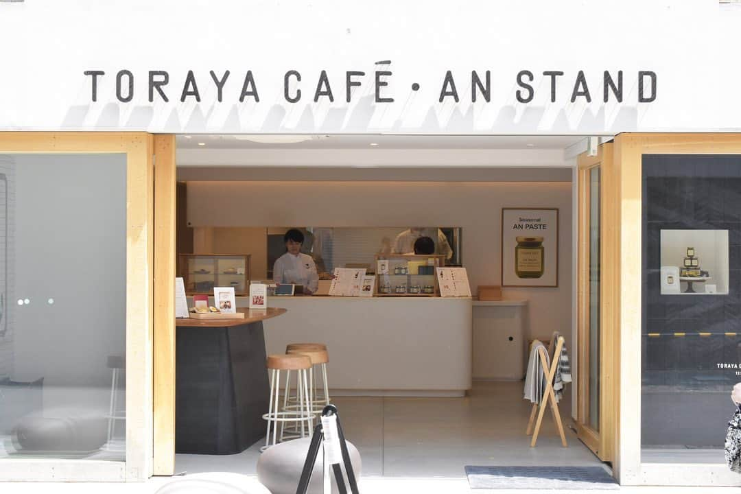 blincvaseさんのインスタグラム写真 - (blincvaseInstagram)「ブリンク ベースから徒歩7分のTORAYA CAFÉ あんスタンド北青山店では、11:30から数量限定で「ベジボックス」を注文できます。 . ハーブで香りづけしたロースト野菜はそのまま食べても美味しく、別添のあんペースト入りドレッシングもやさしい味で、2つの味を楽しめます。 . 蒸したてのバンには、ひよこ豆ペーストをサンドしています。このバンのふわふわ・もちもちの食感と、バンを2つに割るときにペーストも分かれてきれいにバンに乗る様子は、体験した人しか分からない気持ちよさです！ . お茶の時間には甘い「あんバン」もおすすめです。ぜひ一度は「バン」を使ったメニューを注文されてみてください。※カフェは毎週水曜日がお休みです。 . #torayacafe #トラヤカフェ #あんスタンド #anstand #welcometoblincvase」5月22日 15時57分 - blincvase