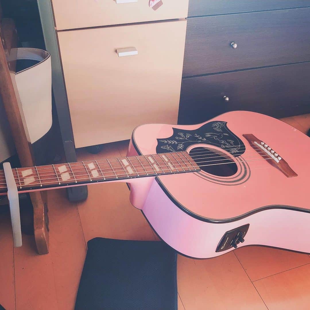 吉原茉依香さんのインスタグラム写真 - (吉原茉依香Instagram)「新しい真っピンクギターちゃん、早く私の手に馴染んでおくれ(まだ嫌われてる)」5月22日 15時58分 - maika_yoshihara