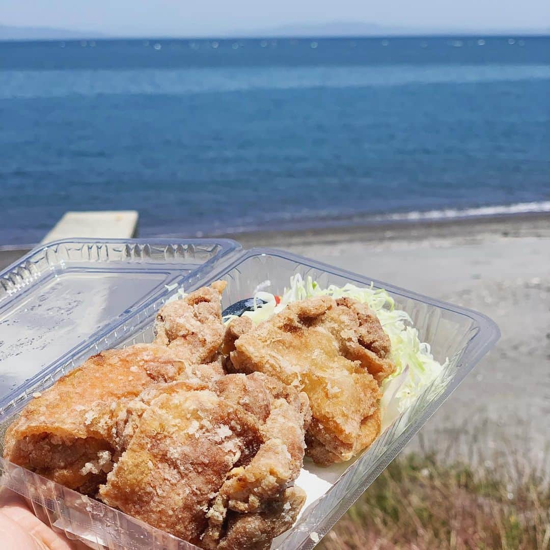 佐藤綾子さんのインスタグラム写真 - (佐藤綾子Instagram)「🍗海と唐揚げとわたし🍗﻿ ﻿ 取材の前に、会社でも大人気の #鶏の白石 さんの唐揚げ♡﻿ お弁当を買って海沿いで食べるのが至福。﻿ ﻿ きょうもおいしい取材です🤤放送は後日！﻿ ﻿ #島原 #shimabara #有明海﻿ #唐揚げ #取材日記 #ncc #長崎文化放送 #アナウンサー」5月22日 15時51分 - satoaya_ncc