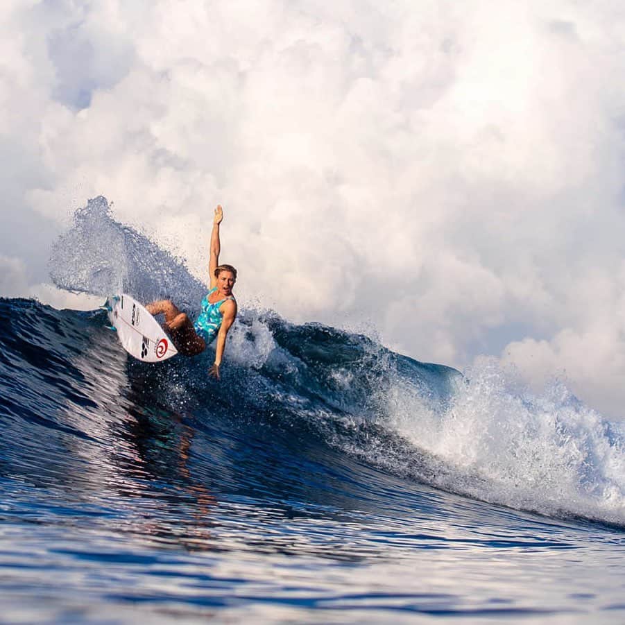 ニッキ・バン ダイクのインスタグラム：「☁️ surfin amongst the cloudz ☁️🤩🏄🏼‍♀️」