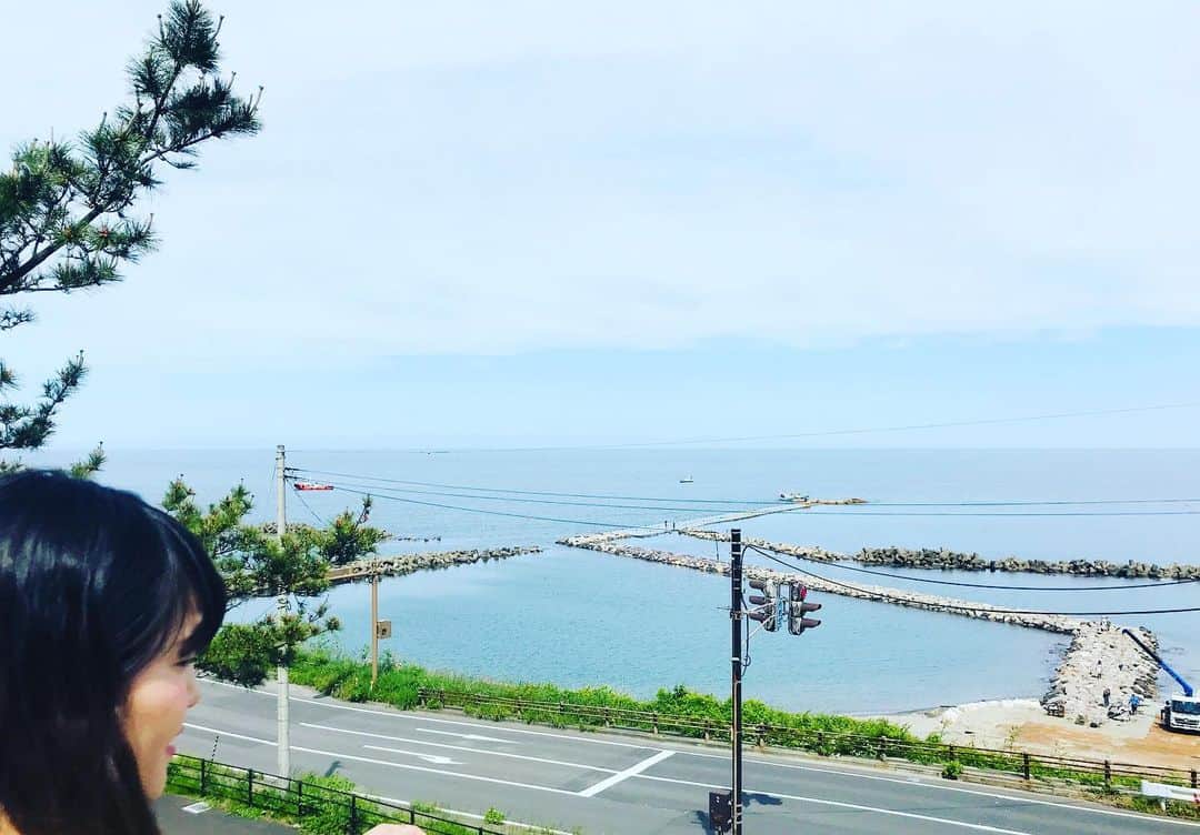 Negiccoさんのインスタグラム写真 - (NegiccoInstagram)「昨日も今日も別々の仕事で、早朝からの撮影でした。今日の撮影場所は日本海の近く。風もなく、穏やかな海でした。﻿ ﻿ #Negicco﻿ #Nao☆」5月22日 15時59分 - negicco_official