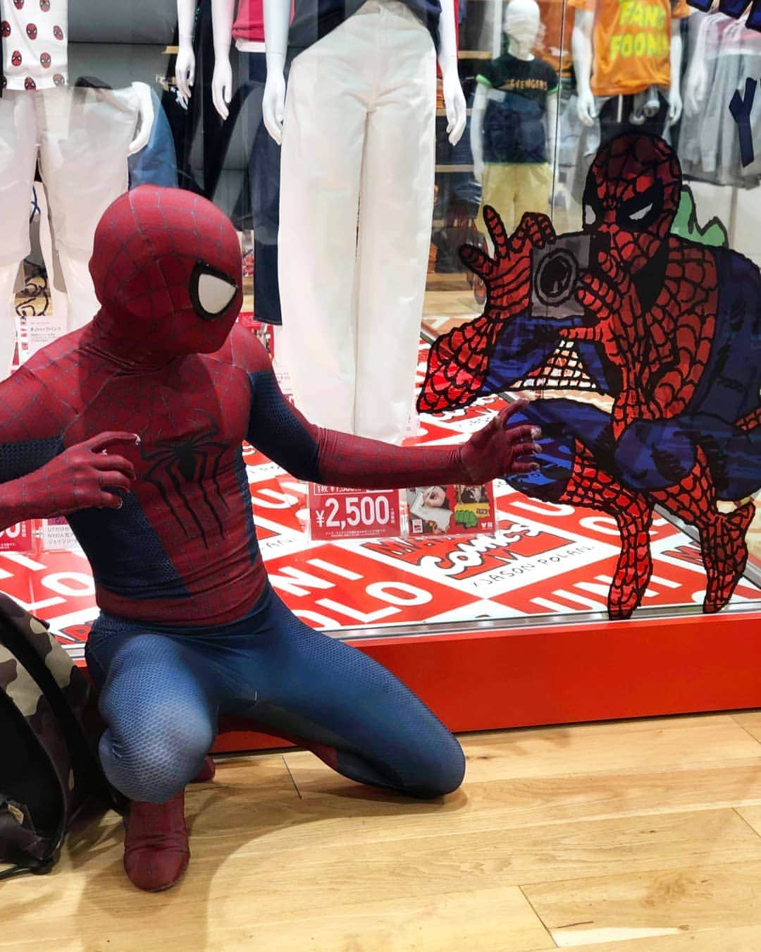Japanese Spidermanのインスタグラム：「UNIQLO銀座にて。  UNIQLOとスパイダーマンのコラボの白Tシャツは可愛すぎる。  僕は４枚買いました。  オシャレするが面倒くさいので基本いつも同じ服装（笑）  #週末ヒーロー #スパイダーマン#ユニクロ#銀座#マーベル#アベンジャーズ#spiderman#ginza #marvel #avengers #UNIQLO」