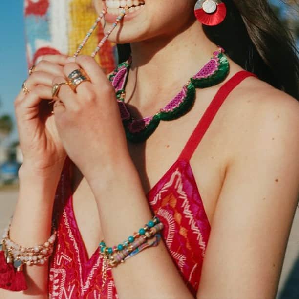 アクセサライズのインスタグラム：「Counting down the days to the bank holiday? ☀️🌴 Our weekend getaway aesthetic: vibrant Fiesta prints and maxi dresses, complemented with unapologetic bright accessories. 🔍 Necklace - 6855317000 🔍 Dress - 6976216053  Tap the link in the bio to shop now.  #Accessorize」