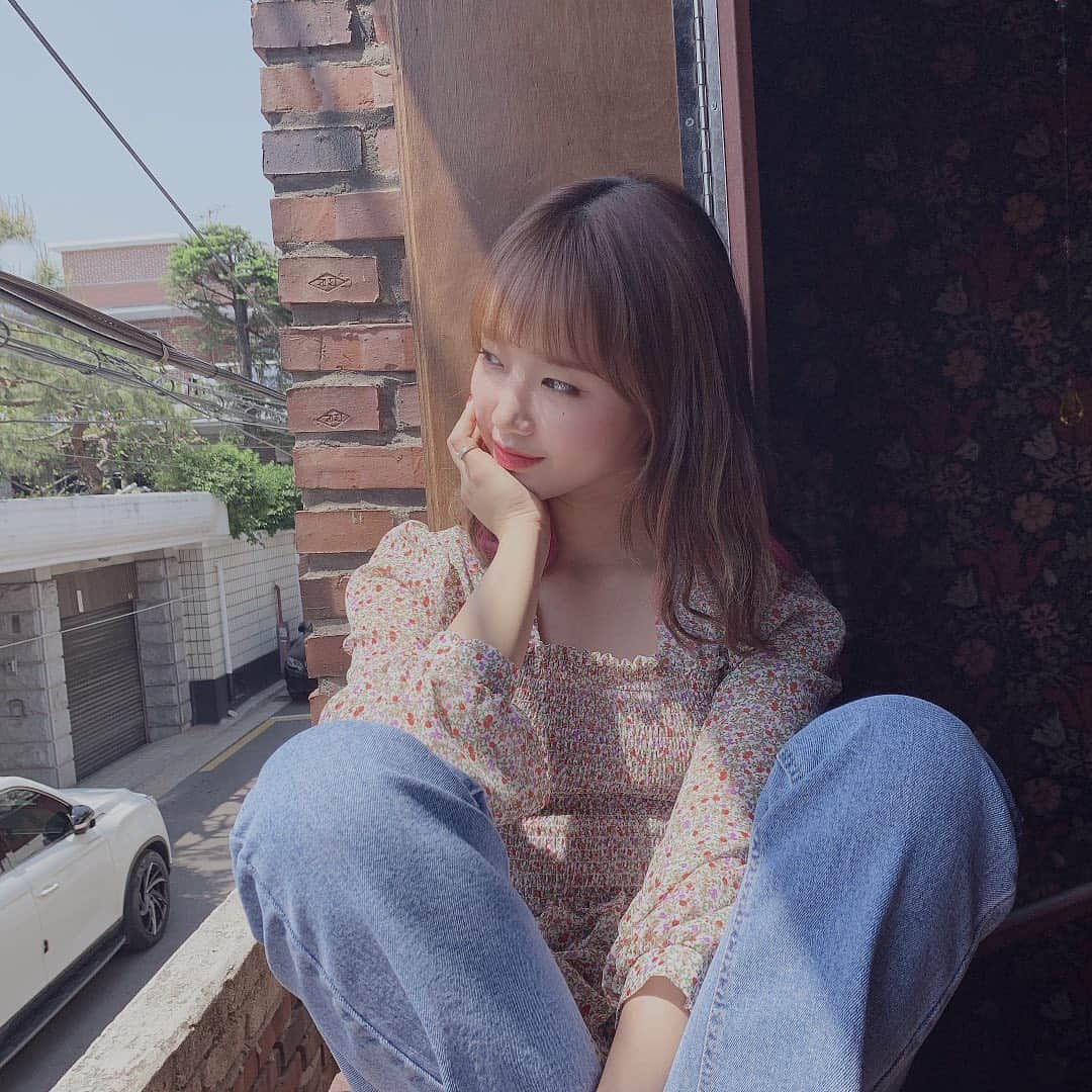 Weki Mekiさんのインスタグラム写真 - (Weki MekiInstagram)「[#윜밐시선]  요즘 날씨가 참 좋으다 ! 그래서 기분이 참 좋다 ! . by. Sei 📸 #🌻 #위키미키 #피키피키 #최유정 #ChoiYooJung」5月22日 16時03分 - weki_meki