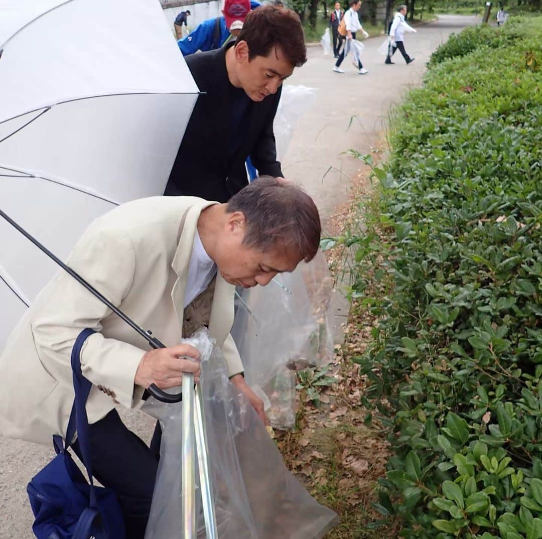 野口健さんのインスタグラム写真 - (野口健Instagram)「建築家の安藤忠雄さんと大阪市内の清掃活動。安藤忠雄さんとは17年前からのお付き合いさせて頂いていますが、刺激を受けっぱなしです。次から次へとアクションを起こす安藤忠雄さん。僕にとっても大先生。夜は安藤忠雄文化財団にて講演をさせて頂きました。安藤忠雄さんとコラボさせて頂きとても光栄です。安藤忠雄さんの生き様を胸に刻み僕も生きていきたい。  #野口健#安藤忠雄」5月22日 16時15分 - noguchiken8848