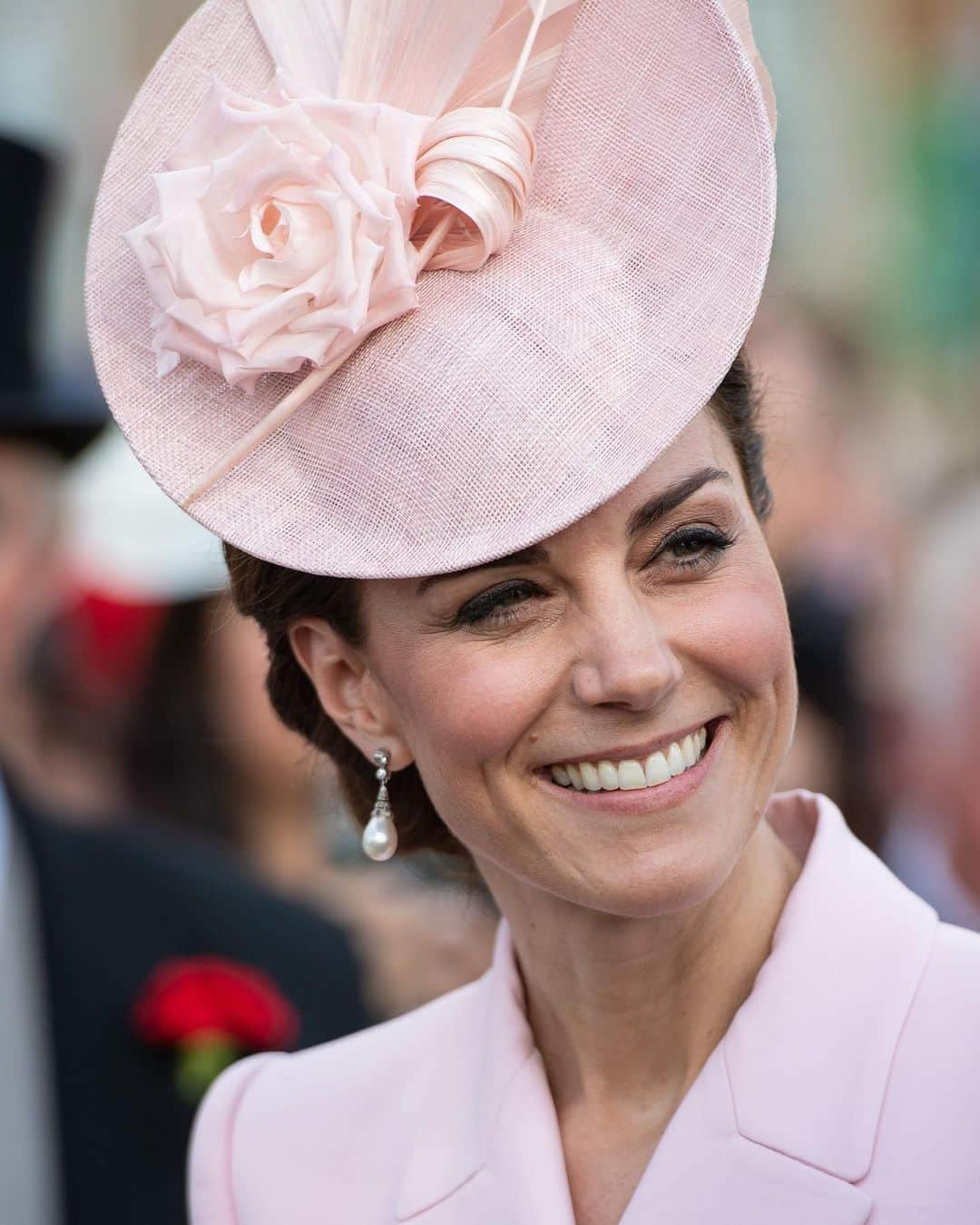 Vogue Australiaさんのインスタグラム写真 - (Vogue AustraliaInstagram)「#KateMiddleton was spotted in a pair of #PrincessDiana's earrings at the Queen's annual garden party at Buckingham Palace yesterday, paired with pink #AlexanderMcQueen coat dress and matching hat. Tap the link in the bio for details on every piece of jewellery Middleton has borrowed or been gifted by the royal family. 📸 Getty Images」5月22日 16時09分 - vogueaustralia