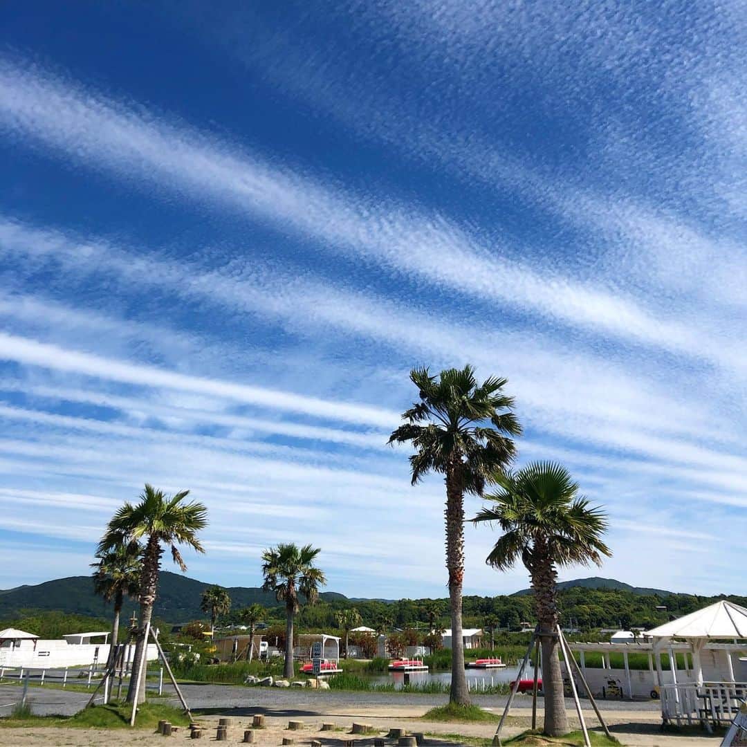 伊勢志摩エバーグレイズさんのインスタグラム写真 - (伊勢志摩エバーグレイズInstagram)「今日の#エバソラ！ 縞模様の、めずらしい雲が見られました☁️👀 #伊勢志摩エバーグレイズ #エバキャン #グランピング伊勢志摩 #青空 #キャンプ #アメリカン #camp #bluesky」5月22日 16時12分 - everglades_official