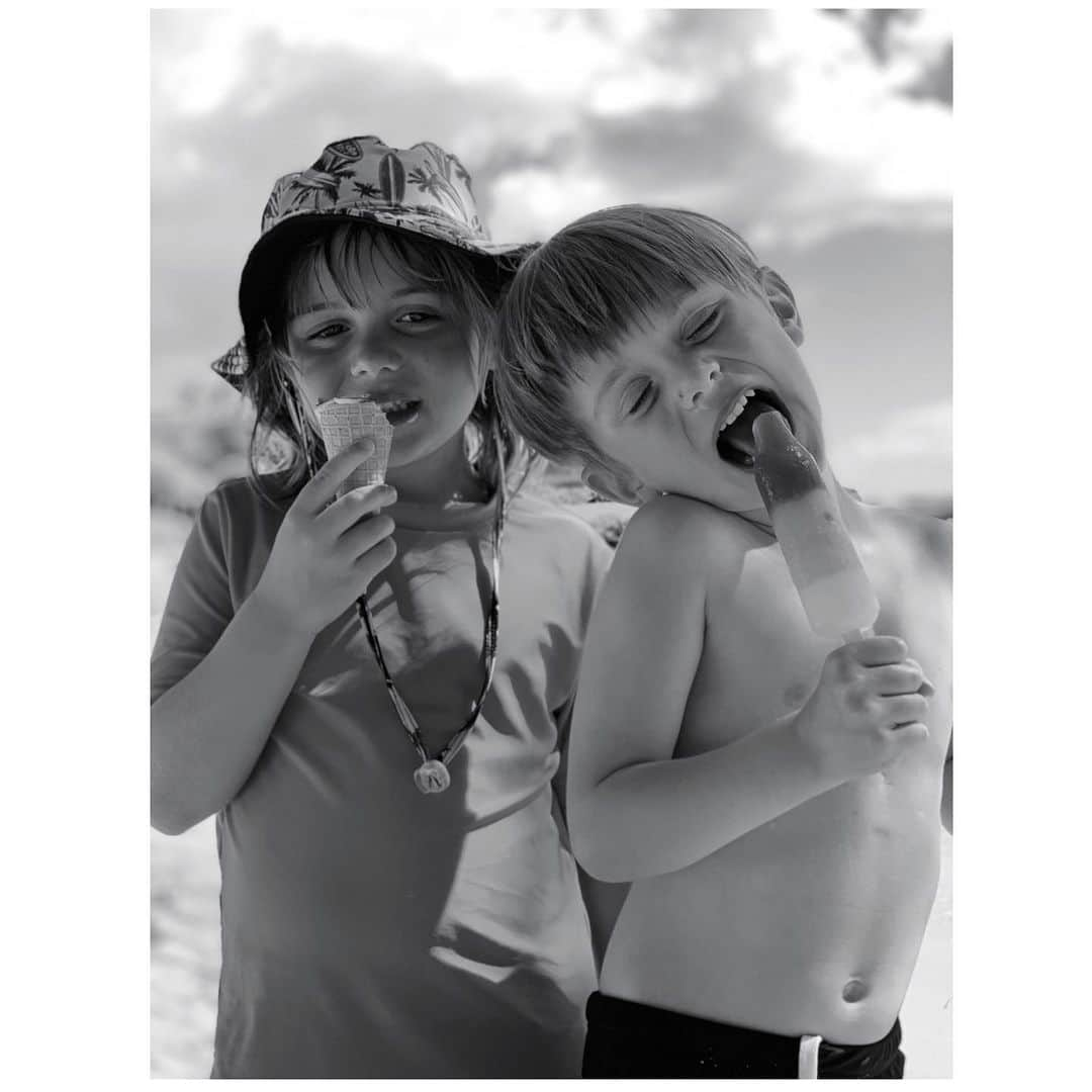 カイル・ニューマンさんのインスタグラム写真 - (カイル・ニューマンInstagram)「Beach life with the cuties. Aloha! 🌸#blackandwhite #hawaii #aloha #brothers」5月22日 16時14分 - kyle_newman