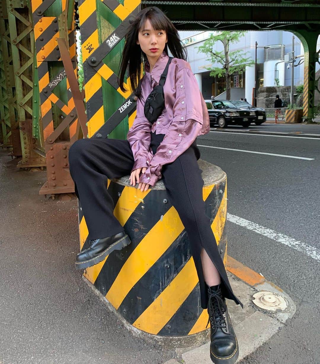 きなりのインスタグラム：「なんかめちゃくちゃかっこつけた写真になってしまった🤣🤣 舞台稽古休みの日友達とお散歩しまくった✌️ @creolme_official のパンツ履き心地抜群過ぎて最高〜セットアップなんだよ〜〜 @ttt_msw のシャツは愛用しまくってるシルエット最高〜〜〜 #ローズバッド #ROSEBUD19SS #creolme」