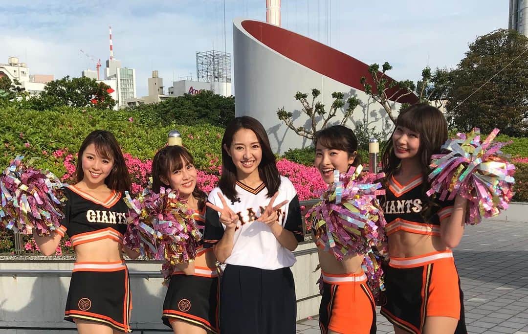 阿部智帆のインスタグラム：「今日のGIANTSスクエア🎀 . 🧡venus & diana⭐️ コラボレーションでお届け♪ 華やかで贅沢なdance timeでした💗 . スターマンとジャビット君も楽しそう🙈❣️ 明日も16時〜コラボステージです😆 MCは佐藤由季さんにバトンタッチ🎤💗 ぜひ観に来てくださいね♪ . . 試合は残念な結果でしたが 悔しさをチカラに変えて✊ . 明日も応援がんばりましょーーー😍‼️ #giants  #denaベイスターズ  #venus#diana#cheer #3枚目#ジャビット君 #東京ドームでボクと握手‼︎ 的な #素敵な写真 #明日もよろしくね🧡」