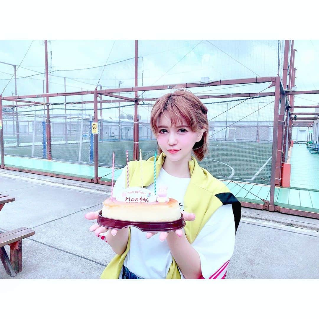 河西里音さんのインスタグラム写真 - (河西里音Instagram)「まさかのSurprise(*´˘`*)🎂⊂(´˘`๑)" chulaのみんなにコーチ⚽️✨ ホントーにありがとうございました🙏🏻💓 愛を感じまちた❤らぶゅー♡ ♡ ちなみに私のお誕生日は4月13日ですw でも、いつでも受付中だょ🌈🦄💕w #surprise #birthday  #futsal #happiness  #biglove #love」5月22日 21時53分 - rion_kasai