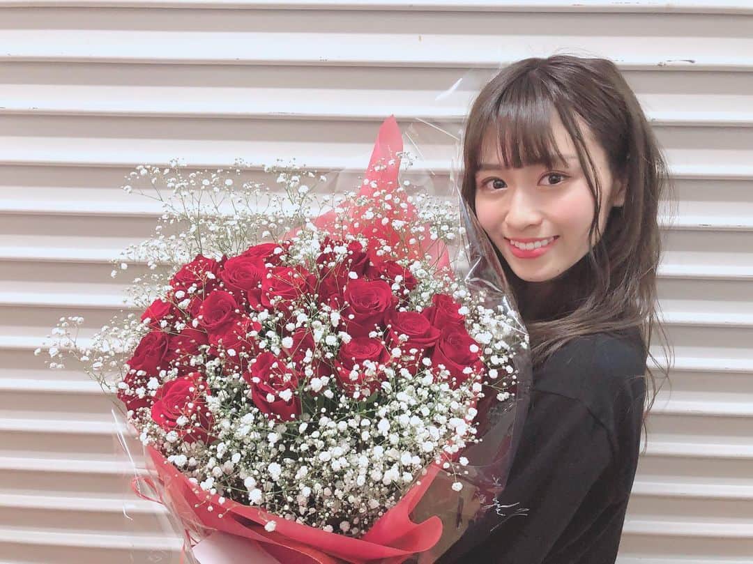 内木志さんのインスタグラム写真 - (内木志Instagram)「綺麗な花束🌹 22歳だから22本🌹ある！！ 薔薇の似合う女性になりたい！ #バラ #薔薇 #🌹 #ありがとうございます #公演終わりでボサここ」5月22日 21時55分 - cocoro_naiki