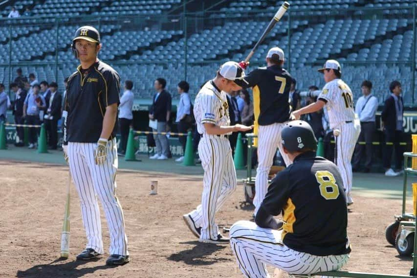 阪神タイガースさんのインスタグラム写真 - (阪神タイガースInstagram)「高山選手、今日はもう1人狙っている選手がいました…📷 #狙うは #福留孝介 選手 #背後から狙う #高山俊 選手 #先日の撮影のお返し #振り向く瞬間 ‼️ #ピントがボケてしまいました  #再チャレンジあるかも？！ #阪神タイガース #ぶち破れオレがヤル」5月22日 16時33分 - hanshintigers_official