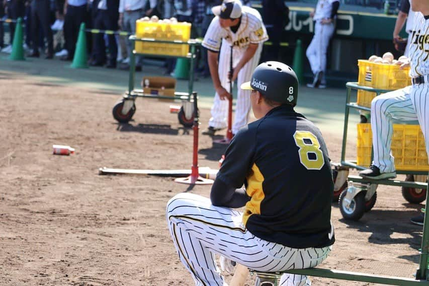 阪神タイガースさんのインスタグラム写真 - (阪神タイガースInstagram)「高山選手、今日はもう1人狙っている選手がいました…📷 #狙うは #福留孝介 選手 #背後から狙う #高山俊 選手 #先日の撮影のお返し #振り向く瞬間 ‼️ #ピントがボケてしまいました  #再チャレンジあるかも？！ #阪神タイガース #ぶち破れオレがヤル」5月22日 16時33分 - hanshintigers_official