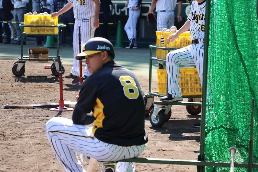 阪神タイガースさんのインスタグラム写真 - (阪神タイガースInstagram)「高山選手、今日はもう1人狙っている選手がいました…📷 #狙うは #福留孝介 選手 #背後から狙う #高山俊 選手 #先日の撮影のお返し #振り向く瞬間 ‼️ #ピントがボケてしまいました  #再チャレンジあるかも？！ #阪神タイガース #ぶち破れオレがヤル」5月22日 16時33分 - hanshintigers_official