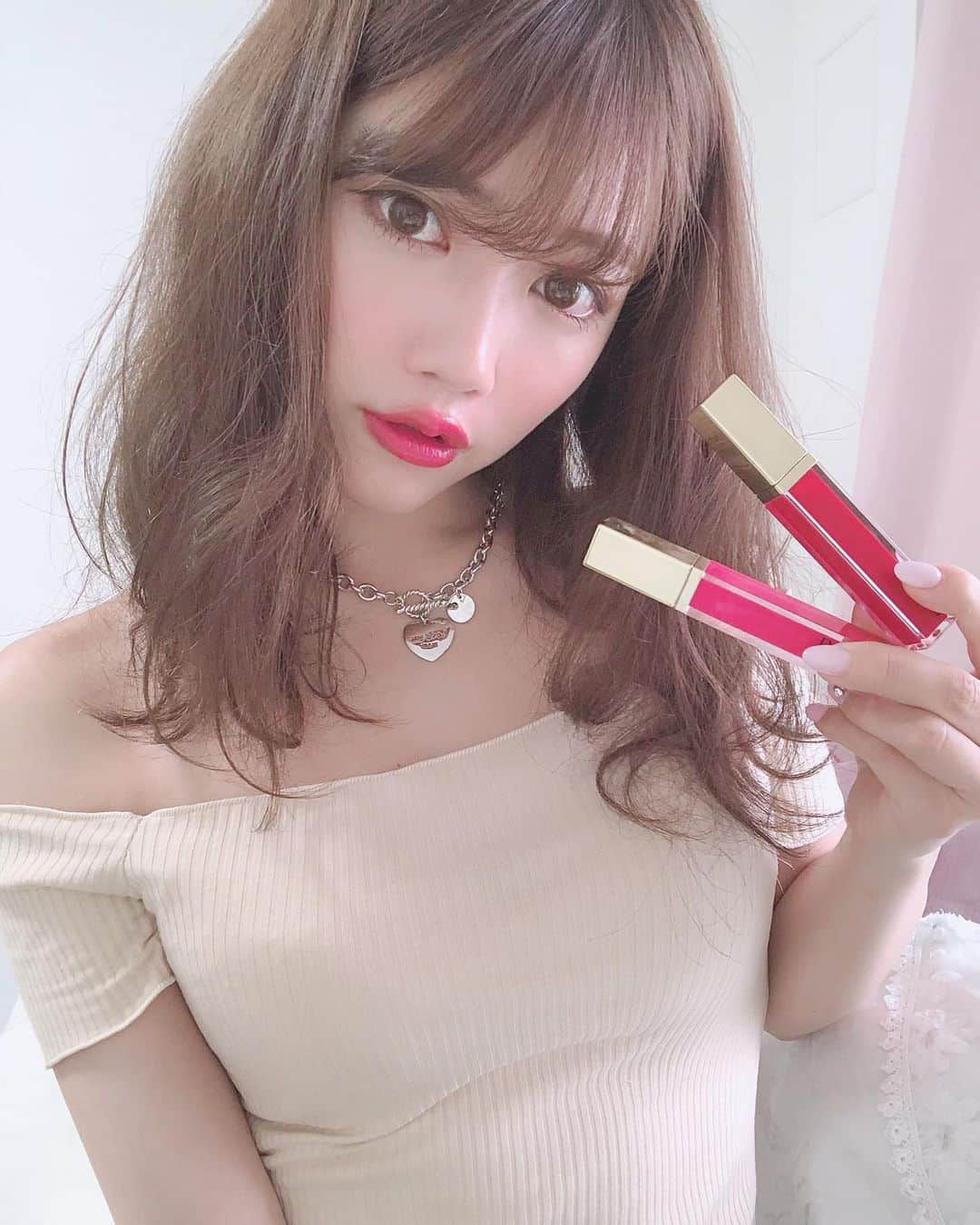 MICさんのインスタグラム写真 - (MICInstagram)「. 今日は @borica_plump のリップをつけたよ💄 . . 見たまま発色してくれるし 顔色になじむピンクとレッドでお気に入りʕʘ̅͜ʘ̅ʔ❤️ . お洋服は @krex_official ❤︎ . . #リップ  #おすすめコスメ #今日のコスメ #コスメ #おきにいりコスメ #おきにいり #今日のリップ #通販 #チョーカー #シルバーアクセ #コスメ #韓国購入品 #チョーカー #グロス #ティント #ミディアムヘア #購入品 #オフショル #オフショルトップス #メイクアップ #ピンクリップ #ゆる巻き  #옷스타그램 #멋스타그램 #팔로우미 #팔로우 #소통 #셀카 #셀피 #셀스타그램 #얼스타그램  #메이크업」5月22日 16時29分 - micmofmof