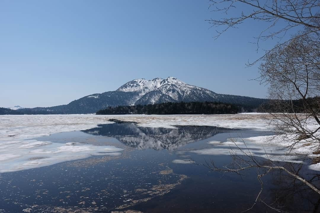 尾瀬旅のインスタグラム：「. 尾瀬沼に反射した逆さ燧ケ岳。雪解けの様子もくっきりと。 . . #尾瀬 #尾瀬旅 #oze #ozextreme #japantrip #japantravel #旅の思い出 #旅好きな人と繋がりたい #山好きな人と繋がりたい #山好き女子 . . ============== Repost from @mountainviewjapan さん . 残雪期に尾瀬沼の脇を通り抜け燧ケ岳に登頂した記録です。 雪解けの尾瀬沼や、沼に反射した逆さ燧ケ岳がとても美しかったです。 以下ブログで詳細を紹介しています http://mountainviewjapan.com/snow-mt-hiuchigatake-ozenuma/ 撮影場所：尾瀬 撮影日時：2017/5/20 #尾瀬 #尾瀬沼 #燧ケ岳 #日本の山は美しい #登山 #雪山 #mountain #今日もX日和 #XT1 #X16mmf14 #東京カメラ部 #みんなの登山記 #登山記me #hyakkeime #yamap55 #oze #ozenuma #mthiuchi #mthiuchigatake #fujifilm_global ==============」