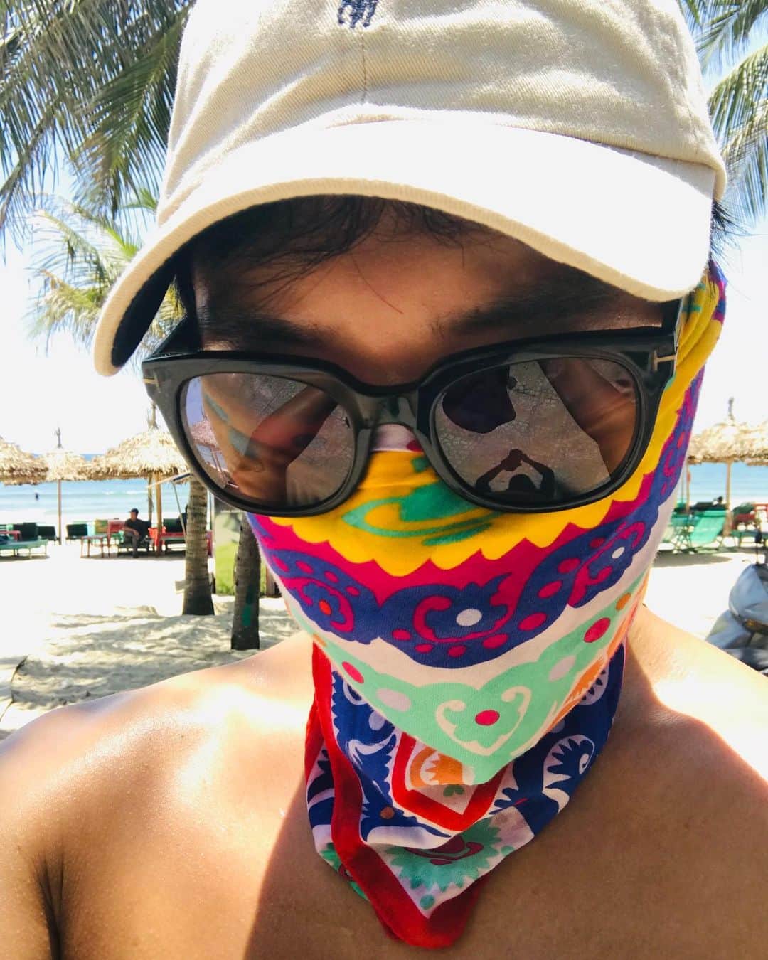 イ・キョンのインスタグラム：「nóng quá. #이켠 #다낭」