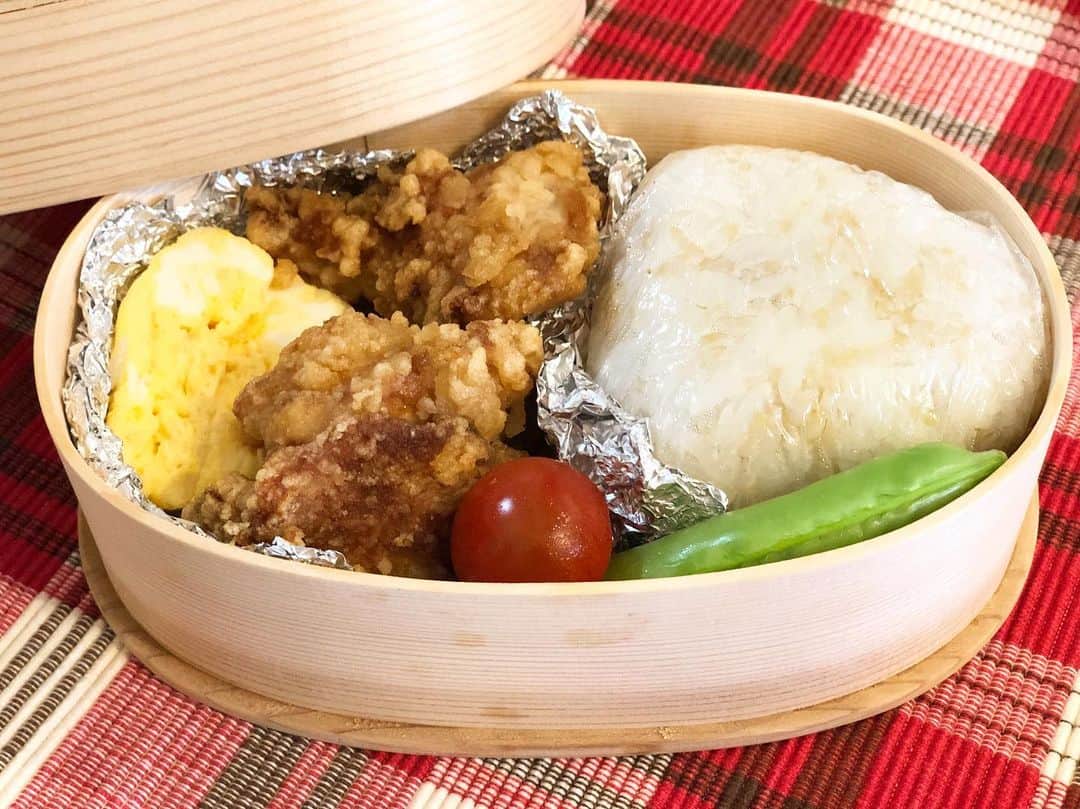 小野恵美のインスタグラム：「今日、急遽夫にお弁当が必要になったので、長野放送時代に、番組のほほ笑み旅のコーナーで自作した根羽村の曲げわっぱにつめつめ🍱笑 懐かしい…☺️ （お弁当箱がこれしかなかった🤣&防水加工してないのでアルミとラップを駆使） ・ 玄米梅干しおにぎりだし、質素なお弁当に…🍙量が足りなかっただろうなぁ😂🙏笑 お弁当箱買わなきゃ😚 ※改めて確認したところ根羽村の旅で作った曲げわっぱでした！失礼致しました。 #お弁当 #手作り弁当 #曲げわっぱ #手作り曲げわっぱ #長野県 #お仕事頑張って」