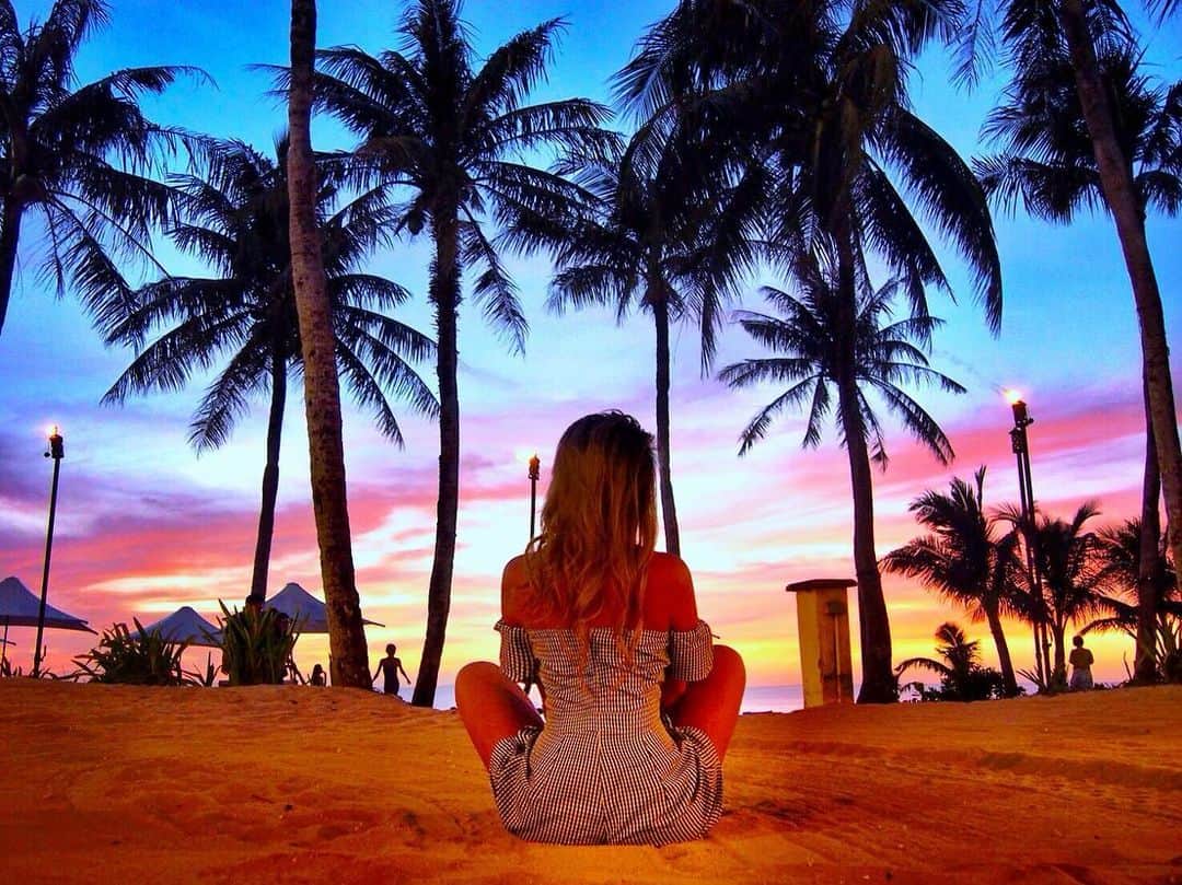 のインスタグラム：「Guam Last Night🌴🌅💜 グアム最後の日のDinnerは、 @hotelnikkoguam のBBQに皆で行ったよ🥩🍖🍽 プライベートビーチのサンセットを見ながらBBQして、Showも見て、凄く楽しかった🌅👯‍♀️🌴🙌✨ BBQの様子はストーリーのアーカイブでもCheck出来るから見てね😋 #guam #trip #hotelnikkoguam #nikkohotel #グアム #グアム旅行 #bbq #sunset #beach」