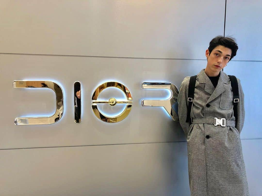 クロウド・モーガンさんのインスタグラム写真 - (クロウド・モーガンInstagram)「DIOR のポップアップストアに遊びに行きました！洋服は全部ディオールです。いつもありがとうございます🙏  ぜひ博多に行った際は遊びに行ってみてください！ ———————————————————————— 福岡　岩田屋本店本館１階　KIRAMEKI BOARDにて5月22日（水）～6月18日（火）までDIOR MENのポップアップストアがオープン。 レトロ フューチャリスティックな店内のディスプレイは昨年11月に東京で開催されたディオール プレフォール 2019メンズ コレクションのレーザービームが交差する会場の世界観と共鳴。  @DIOR @MrKimJones #DiorPreFall #ディオール」5月22日 16時58分 - claude0417