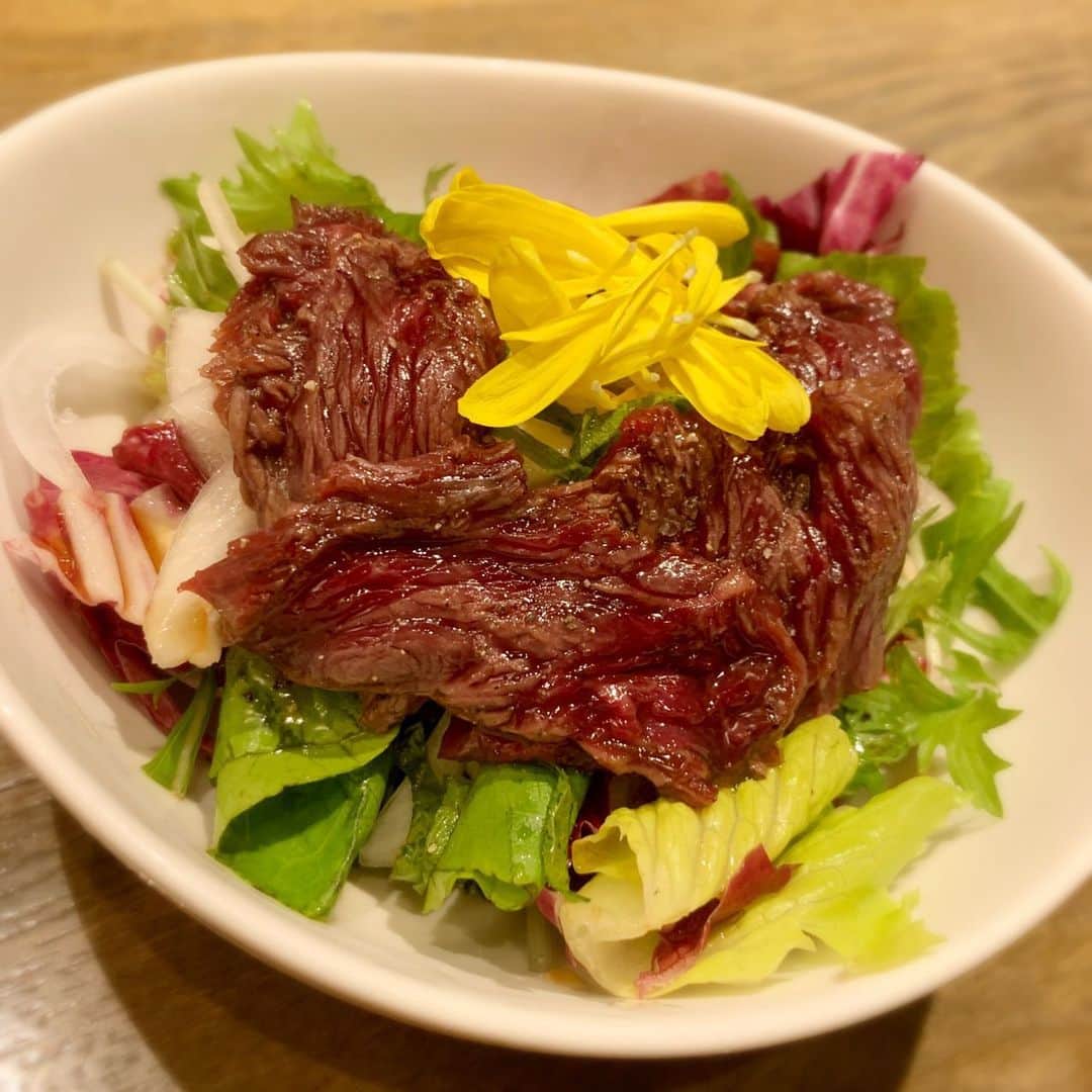 小松彩夏さんのインスタグラム写真 - (小松彩夏Instagram)「﻿ ﻿ どうしても美味しいご飯が食べたい！！(笑)となり、撮影の後に沢井さんを誘い、以前「渋谷3HOURS」の撮影でお邪魔したこともある馬肉専門店「ロッキー馬力屋」( @rocky_barikiya )さんへ。﻿ ﻿ ここの馬刺しが本当に絶品なんです！！﻿ ﻿ 今回は馬刺しだけじゃなく、焼肉も♡﻿ ﻿ 2人で沢山頂きました！(笑)﻿ ﻿ 特に馬のレバ刺しと、フワフワのたまごのユッケがオススメ♡﻿ ﻿ 久しぶりに沢井さんと2人でゆっくりご飯。色んな話をして、なんだか前向きな気持ちに。この方といると落ち着くわー。笑﻿ ﻿ そしてやっぱりお肉を食べると元気が出る！！(笑)﻿ ﻿  ヘルシーで美味しい馬肉は最高です♡﻿ ﻿ 写真撮り忘れたので一緒に行った北海道旅行の時の。笑﻿ ﻿ またお友達連れて行こっと♪﻿ ﻿ 肉バル 【ロッキー馬力屋】﻿ 東京都渋谷区道玄坂１丁目１５−３﻿ プリメーラ道玄坂﻿ ﻿ #馬肉#馬肉専門店#渋谷馬肉#渋谷焼肉#渋谷ディナー#肉好き#ロッキー馬力屋#渋谷#コマログ#沢井美優#戦友#戦士#幸せ時間」5月22日 17時08分 - official_ayaka_502