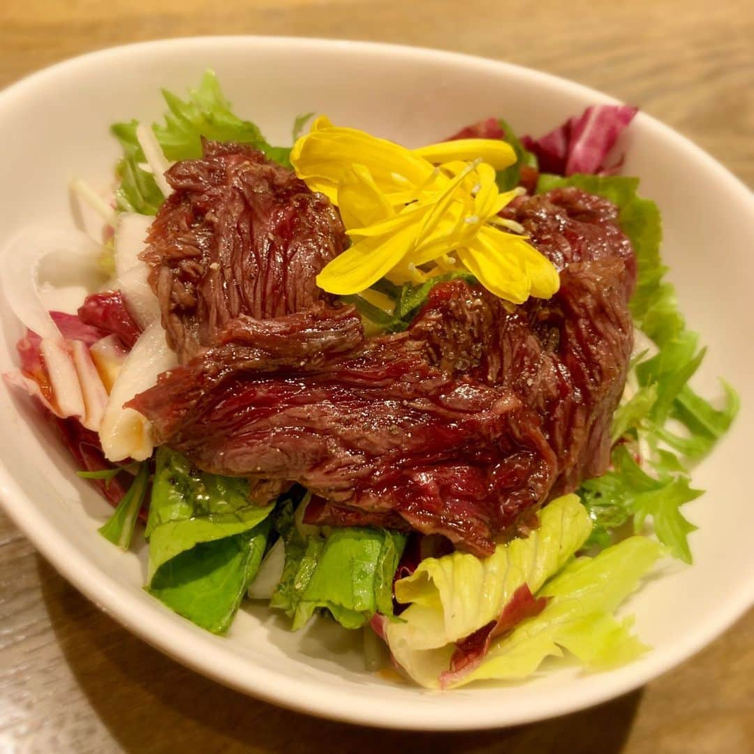 小松彩夏さんのインスタグラム写真 - (小松彩夏Instagram)「﻿ ﻿ どうしても美味しいご飯が食べたい！！(笑)となり、撮影の後に沢井さんを誘い、以前「渋谷3HOURS」の撮影でお邪魔したこともある馬肉専門店「ロッキー馬力屋」( @rocky_barikiya )さんへ。﻿ ﻿ ここの馬刺しが本当に絶品なんです！！﻿ ﻿ 今回は馬刺しだけじゃなく、焼肉も♡﻿ ﻿ 2人で沢山頂きました！(笑)﻿ ﻿ 特に馬のレバ刺しと、フワフワのたまごのユッケがオススメ♡﻿ ﻿ 久しぶりに沢井さんと2人でゆっくりご飯。色んな話をして、なんだか前向きな気持ちに。この方といると落ち着くわー。笑﻿ ﻿ そしてやっぱりお肉を食べると元気が出る！！(笑)﻿ ﻿  ヘルシーで美味しい馬肉は最高です♡﻿ ﻿ 写真撮り忘れたので一緒に行った北海道旅行の時の。笑﻿ ﻿ またお友達連れて行こっと♪﻿ ﻿ 肉バル 【ロッキー馬力屋】﻿ 東京都渋谷区道玄坂１丁目１５−３﻿ プリメーラ道玄坂﻿ ﻿ #馬肉#馬肉専門店#渋谷馬肉#渋谷焼肉#渋谷ディナー#肉好き#ロッキー馬力屋#渋谷#コマログ#沢井美優#戦友#戦士#幸せ時間」5月22日 17時08分 - official_ayaka_502