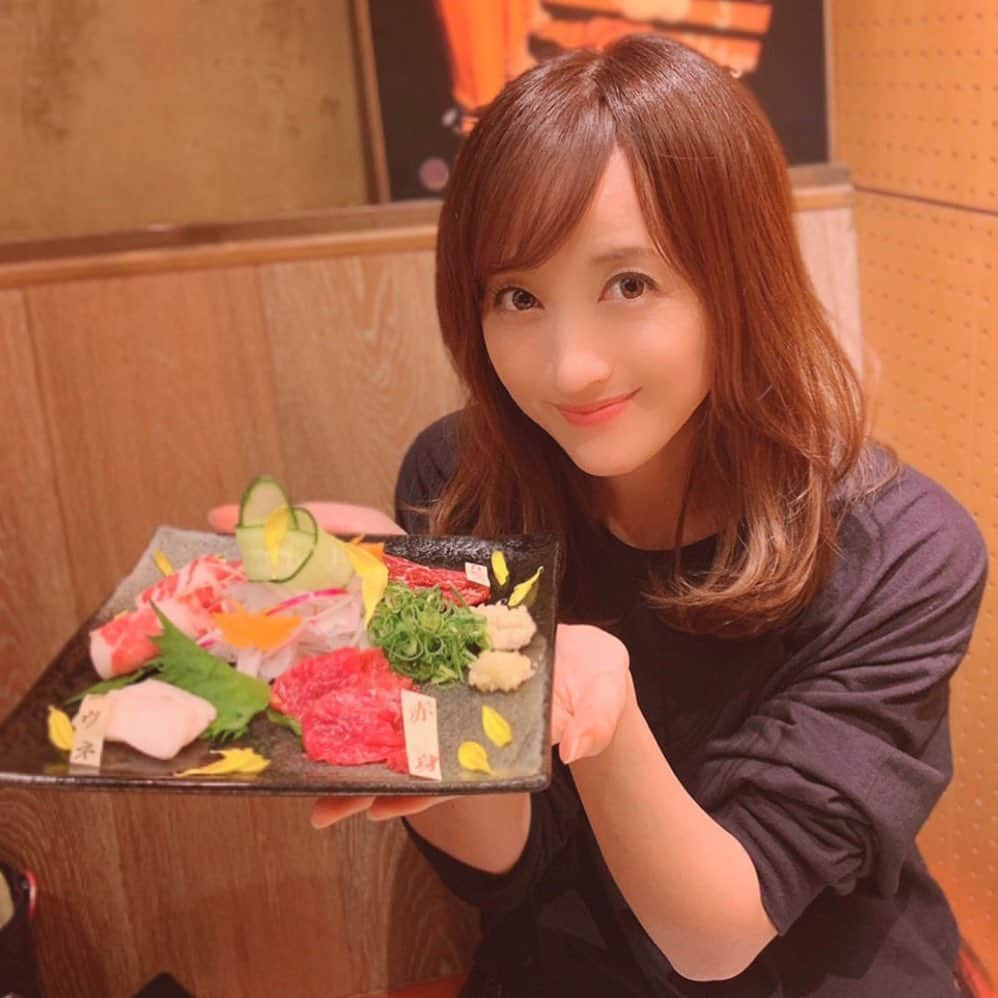 小松彩夏さんのインスタグラム写真 - (小松彩夏Instagram)「﻿ ﻿ どうしても美味しいご飯が食べたい！！(笑)となり、撮影の後に沢井さんを誘い、以前「渋谷3HOURS」の撮影でお邪魔したこともある馬肉専門店「ロッキー馬力屋」( @rocky_barikiya )さんへ。﻿ ﻿ ここの馬刺しが本当に絶品なんです！！﻿ ﻿ 今回は馬刺しだけじゃなく、焼肉も♡﻿ ﻿ 2人で沢山頂きました！(笑)﻿ ﻿ 特に馬のレバ刺しと、フワフワのたまごのユッケがオススメ♡﻿ ﻿ 久しぶりに沢井さんと2人でゆっくりご飯。色んな話をして、なんだか前向きな気持ちに。この方といると落ち着くわー。笑﻿ ﻿ そしてやっぱりお肉を食べると元気が出る！！(笑)﻿ ﻿  ヘルシーで美味しい馬肉は最高です♡﻿ ﻿ 写真撮り忘れたので一緒に行った北海道旅行の時の。笑﻿ ﻿ またお友達連れて行こっと♪﻿ ﻿ 肉バル 【ロッキー馬力屋】﻿ 東京都渋谷区道玄坂１丁目１５−３﻿ プリメーラ道玄坂﻿ ﻿ #馬肉#馬肉専門店#渋谷馬肉#渋谷焼肉#渋谷ディナー#肉好き#ロッキー馬力屋#渋谷#コマログ#沢井美優#戦友#戦士#幸せ時間」5月22日 17時08分 - official_ayaka_502