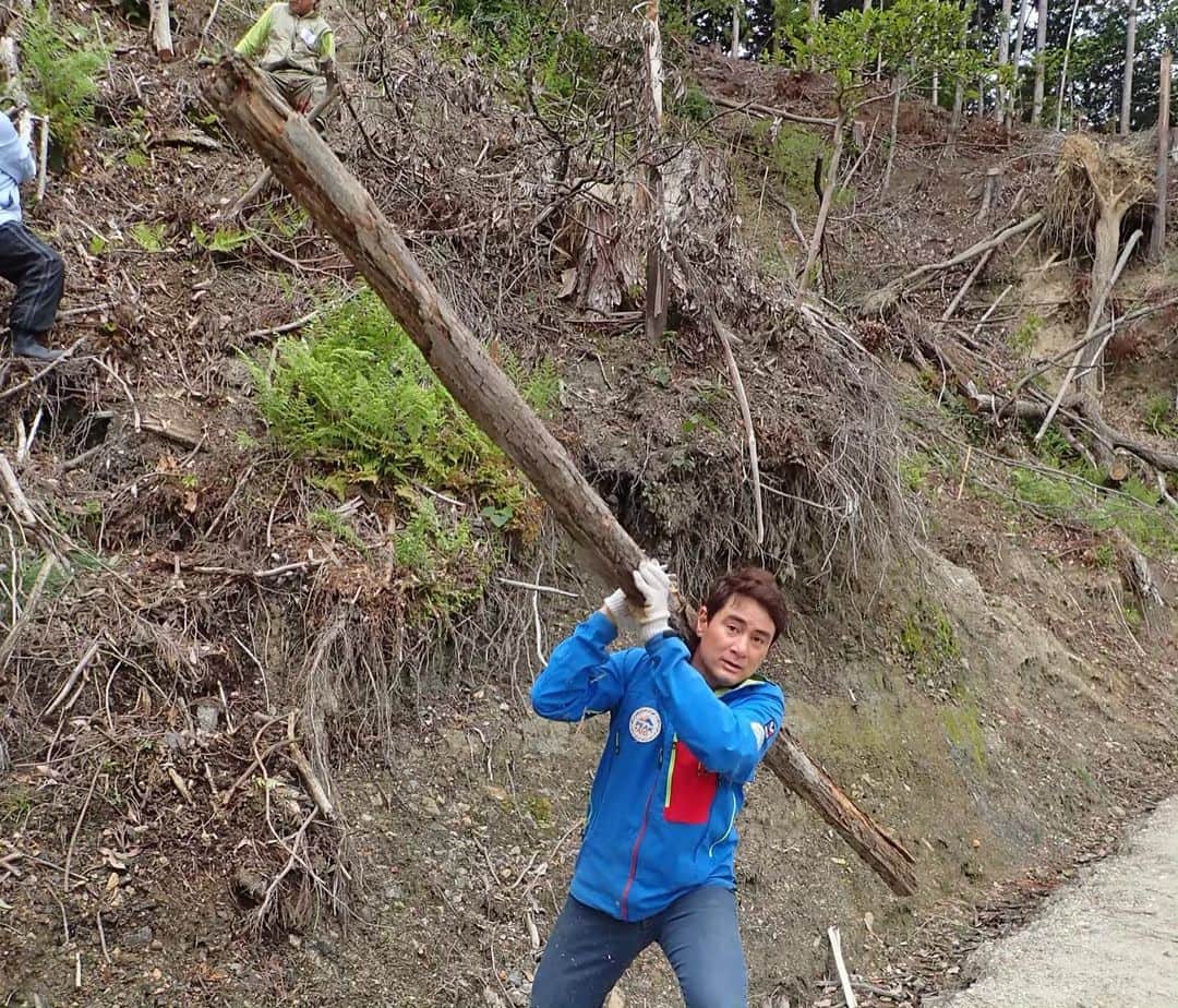 野口健さんのインスタグラム写真 - (野口健Instagram)「滋賀県の琵琶湖見下ろす「めいすいの里山」にて植林活動に参加！針葉樹を伐採し広葉樹を植える取り組みです。メイスイさんチームとは富士山清掃も共にやりましたが、感覚がピタッと合うんですよね。「めいすいの里山」も夢があるプロジェクト！ヒマラヤでの森林再生プロジェクトにも刺激になりました！  #野口健#メイスイ #めいすいの里山」5月22日 17時08分 - noguchiken8848