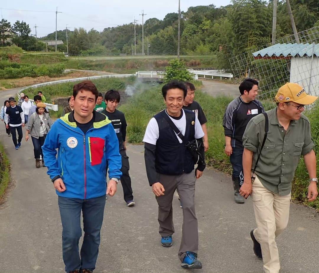 野口健さんのインスタグラム写真 - (野口健Instagram)「滋賀県の琵琶湖見下ろす「めいすいの里山」にて植林活動に参加！針葉樹を伐採し広葉樹を植える取り組みです。メイスイさんチームとは富士山清掃も共にやりましたが、感覚がピタッと合うんですよね。「めいすいの里山」も夢があるプロジェクト！ヒマラヤでの森林再生プロジェクトにも刺激になりました！  #野口健#メイスイ #めいすいの里山」5月22日 17時08分 - noguchiken8848