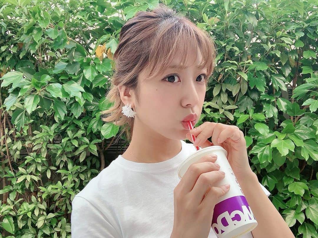 本橋優華のインスタグラム：「夏みたいで気持ちいいので さっそくビジューの夏ピアス コーヒーはマックのが好きです #summer#earring#bijou#lattice#white#uniqlou#newin#kawaii#accessory#mineby3mootd#sunny#tokyo#白T#アクセサリー#ピアス#プチプラ#ラティス#レシィーニュ」