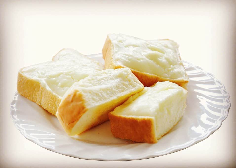 福島県さんのインスタグラム写真 - (福島県Instagram)「味わって！ クリームボックス 　厚みのある食パンにミルク風味の白いクリームが乗った郡山市発祥のご当地菓子パンです。郡山市内のパン屋さんで販売されていて、お店によって形や生地が違い、それぞれに個性豊かな味が楽しめます。  #クリームボックス #郡山市 #パン #菓子パン #ご当地グルメ #福島 #ふくしま #ふくしまからはじめよう #味わって #fukushima #futurefromfukushima #japanfood #fukushimafood #art_of_japan #instagramjapan #japan_of_insta  #insta_fukushima  #special_spot_」5月22日 17時04分 - realize_fukushima