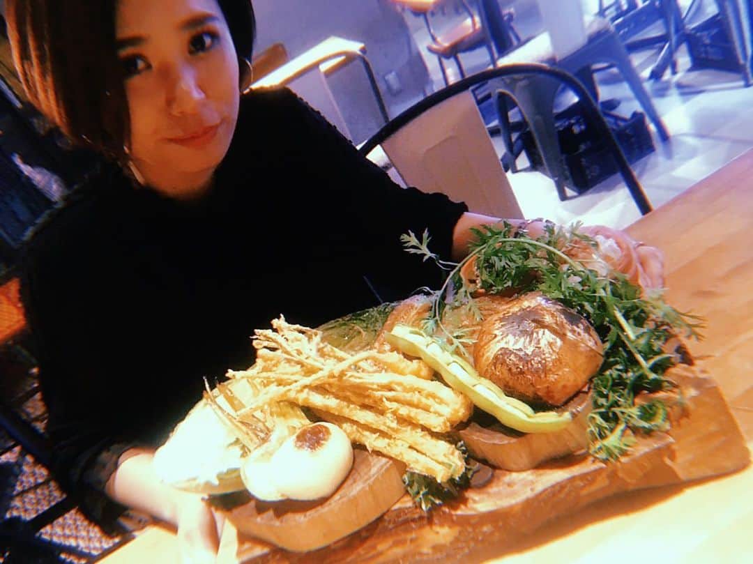 二宮愛のインスタグラム：「先日、親友(姉妹？w)のキナの誕生日を祝いに、オーガニックの野菜もりもり出してくれるお店へ行きました。 見て、このバーニャカウダwww ________________ #オーガニック #野菜 #ヘルシー #バーニャカウダ #誕生日 #オーガニック野菜」