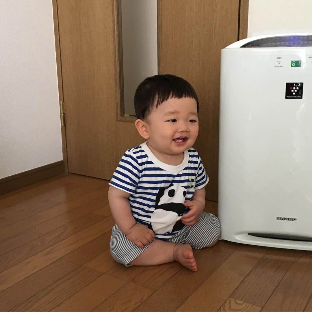 山西章博のインスタグラム：「おかあさんといっしょの「からだダンダン」を見てニヤニヤしてる。 #赤ちゃん #嫡男 #せがれ #おかあさんといっしょ  #からだダンダン  #ニヤニヤ  #耳だけ似てる #耳以外も似て来た #これ以上似るな #ママリ#パパリ#ベビフル#ベビリトル#コドモノ#mamanoko#コノビー#mamanokoカメラ部#mamanokoギフトキャンペーン#コドモダカラ」