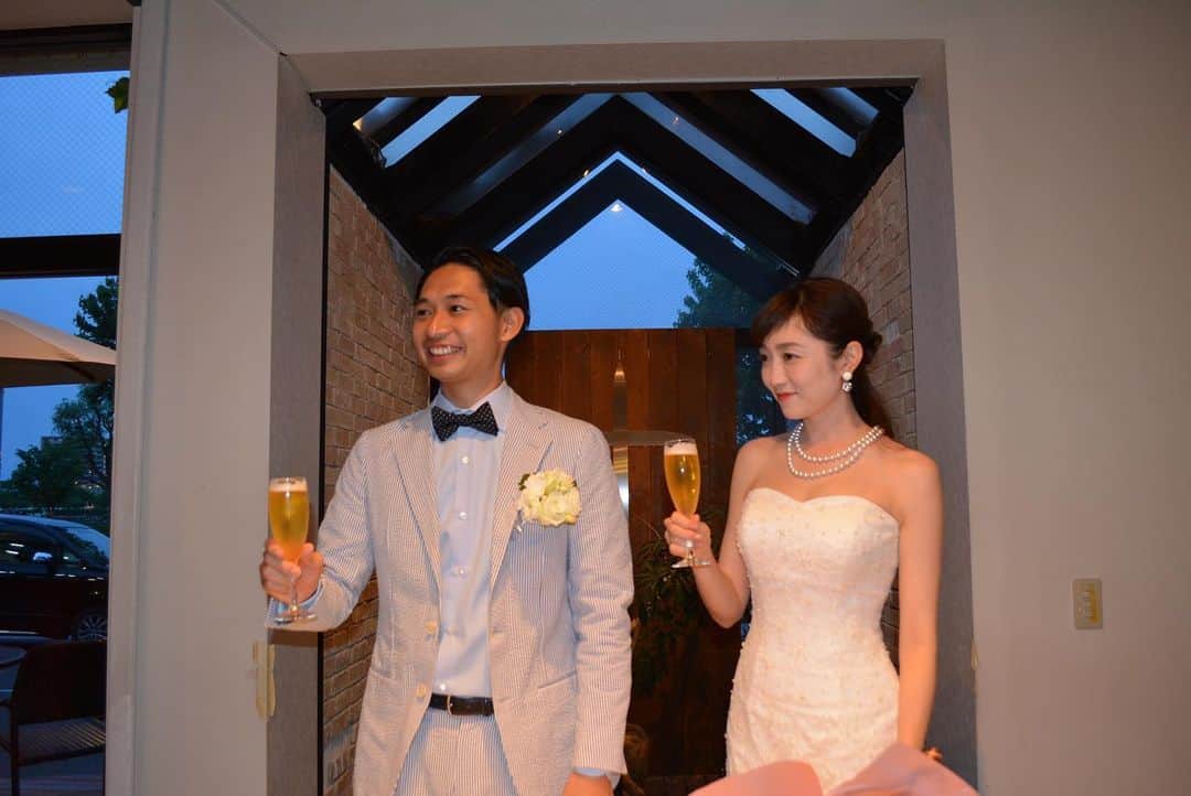 新海史子さんのインスタグラム写真 - (新海史子Instagram)「結婚式 その3 連投お許しください。  二次会は結婚式の緊張から解き放たれていつも通りに飲みました。 落とし所のわからないファーストバイトから始まり、突如始まった司会者さんの実況、びっくり仰天サプライズなVTR、余興は女性陣のキュートなミニスカダンス、男性陣の小芝居と太ももあらわな女装が秀逸で、陽気な友人のキスマークにまみれて終わりました。  仕事の合間を縫って準備をしてくれた同僚のみなさま 遅くまで家のことや子供のことを調整して参加してくれたみなさま ありがとうございました。 結婚式から二次会までシャッターを切り続けてくれた謎の美人カメラマンしおりさん どストライクなアクセサリーを作ってくださったかおりさん 美容をアドバイスしてくださったみさえさん ありがとうございました。  最後に 計画性がない、行動力がない、センスがない、帰りが遅い と罵り続けた旦那さま 一度も怒らないどころか超粋なプレゼントまで用意してくれて ありがとうございました。 ごめんなさい✖︎100万回 #結婚式二次会 #カフェアンドパーティーシーズン  #産後のホルモンバランスのせいにするのはもうおしまい」5月22日 17時07分 - shinkai.0305