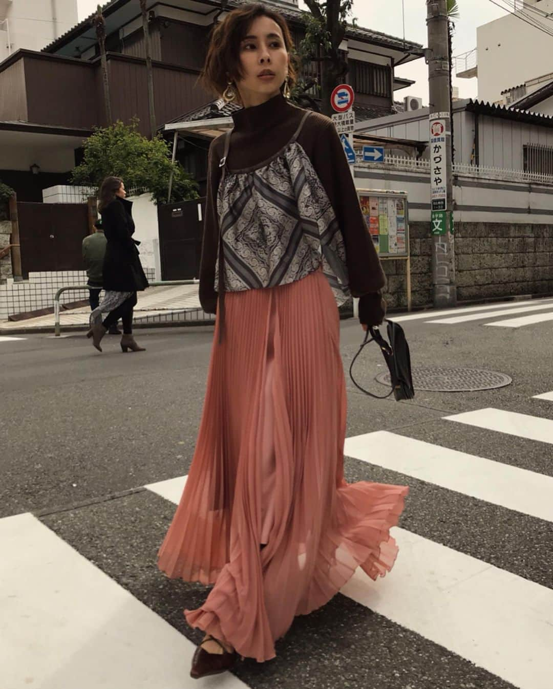 黒石奈央子さんのインスタグラム写真 - (黒石奈央子Instagram)「AMERI AW ふく . . BIG COLLAR LONG COAT ¥24000+tax HANG SCARF KNIT ¥15700+tax HARNESS SUSPENDER SK ¥17500+tax CROSS POINTED PUMPS ¥21200+tax アクセ  AW . リネン混コートの最後の一色はブラウン！ 大人カラーでアラサーに嬉しいカラーです😍 .  先行予約期間 web & 心斎橋 5/23〜5/27 5/23.24  代官山 5/25〜5/27  ルミネ  @ameri_shinjuku @amerivintage @ameri_daikanyama @ameri.shinsaibashi #ameri#amerivintage #fashion #coordinate#ootd#outfit#osanposnap #705_outfit #大人ファッション #大人コーディネート #大人スタイル #modestyle #modefashion#modecasual #2019autumnwinter#先行予約 #japonism  ハーネススカートのピンクちゃん サーモンピンクで、めちゃくちゃ綺麗なカラーなの！スカーフ付きタートルとの相性も抜群😍 .  先行予約期間 web & 心斎橋 5/23〜5/27 5/23.24  代官山 5/25〜5/27  ルミネ  @ameri_shinjuku @amerivintage @ameri_daikanyama @ameri.shinsaibashi #ameri#amerivintage #fashion #coordinate#ootd#outfit#osanposnap #705_outfit #大人ファッション #大人コーディネート #大人スタイル #modestyle #modefashion#modecasual #2019autumnwinter#先行予約 #japonism」5月22日 17時09分 - blackstone705