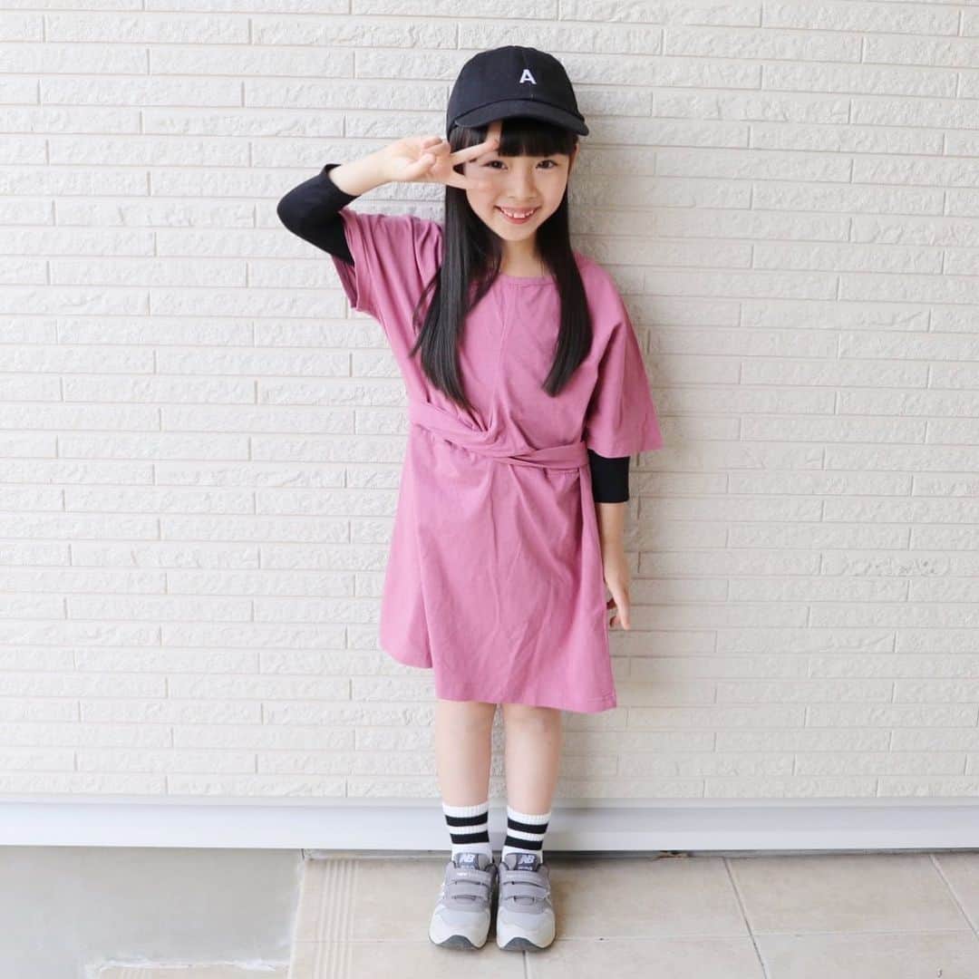 Akiのインスタグラム：「5/22 ・ 着画でピースしちゃう系女子✌️ 娘が着ている変形Tシャツワンピは @sharez1313 さん👚 ・ 普通のTシャツワンピじゃなく 一癖ある感じが好き☺️♡ ・ ・ もうすぐ小学校の運動会🎽 ・ 幼稚園の時は昼食無しで お昼頃に終わっていたけど 小学校はお弁当持参なわけで🍱 ・ 何入れたらいいのまじで← ・ 前日に作っておいた方がいいものとか お弁当以外にも 運動会これあったら便利だったよ！ とか ・ みんな教えて助けて😇 ・ ・ ・ ・」