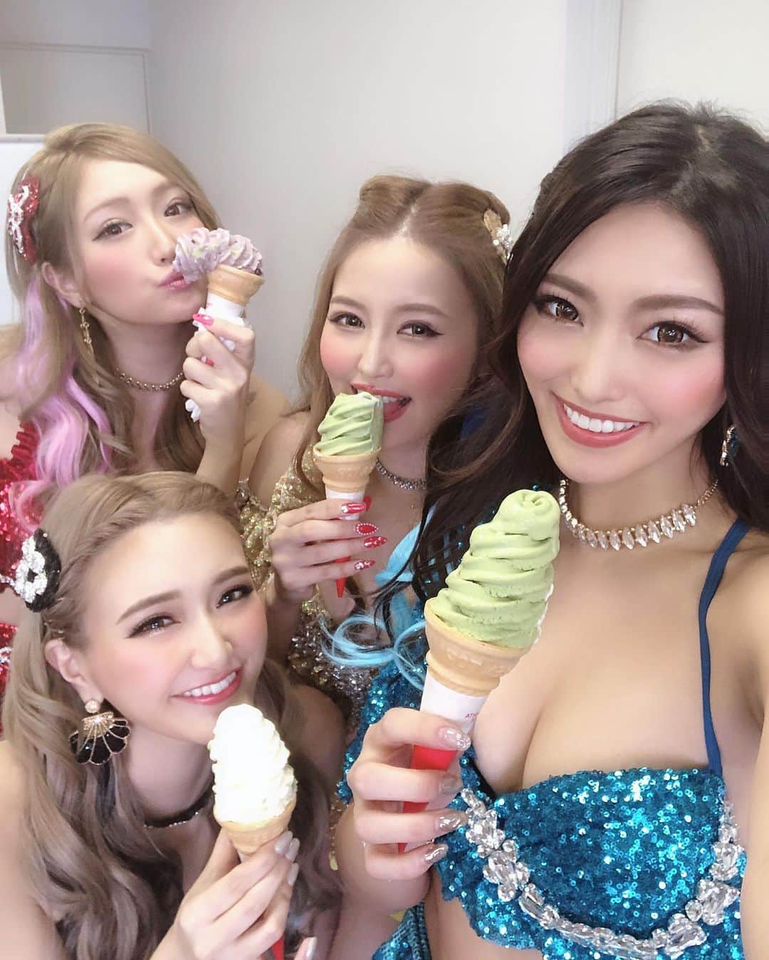 MIKAさんのインスタグラム写真 - (MIKAInstagram)「本番後のご褒美あいしゅ🍦🤤💕 競艇には美味しい物がい〜っぱいなのでボートレースを楽しみながらグルメツアーも敢行できちゃうよ🥳 かずえさんのあずきソフトの形状キープはレベル違いでした‼️笑 #boatrace  #fukuoka #cyberjapan #cyberjapandancers #サイバージャパン #ボートレース #福岡」5月22日 17時12分 - cjd_mika