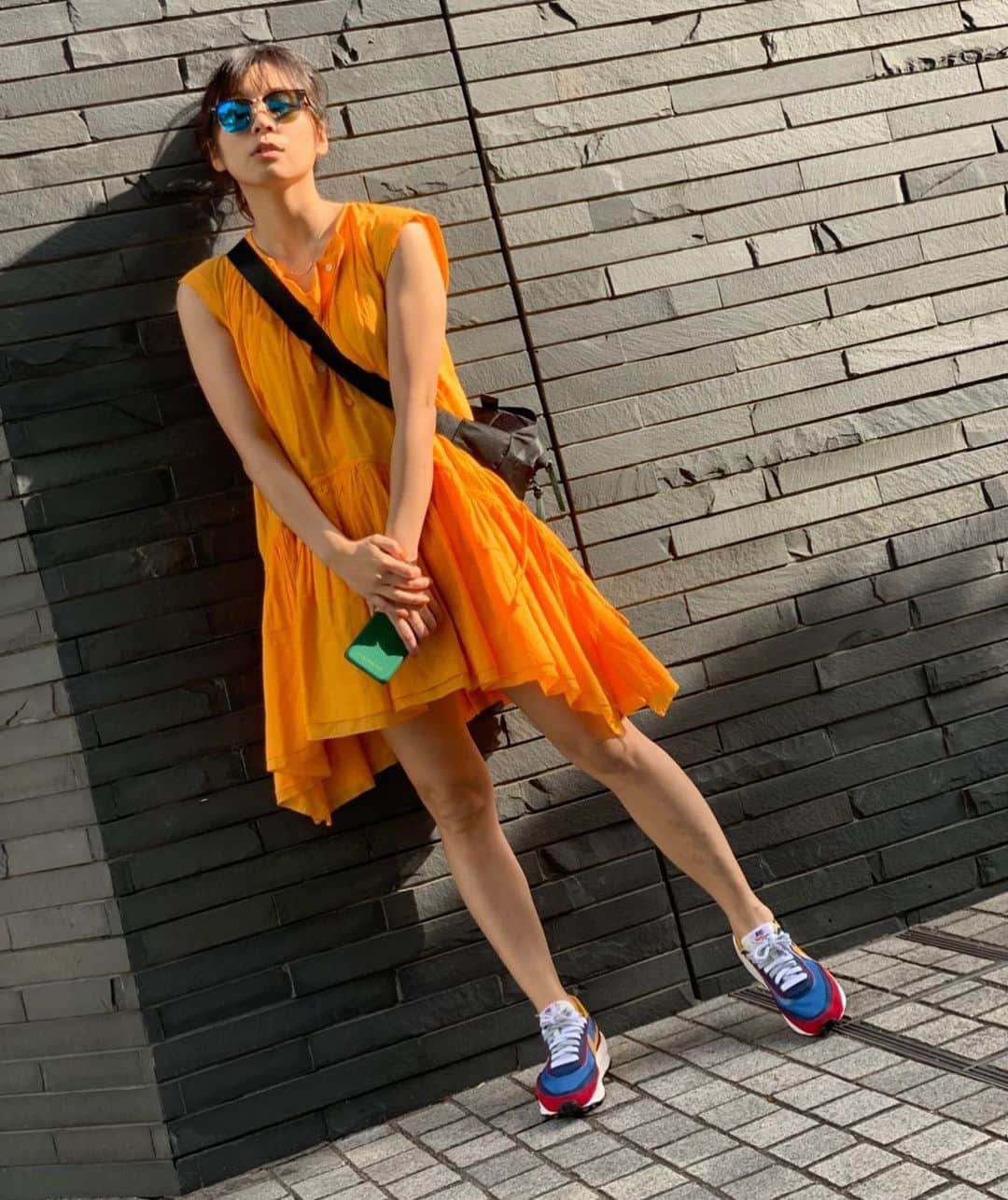 村上瑠美奈さんのインスタグラム写真 - (村上瑠美奈Instagram)「最近オレンジが好き🧡 sacai×NIKE のスニーカーと合わせたよ〜 onepiece @hm  sneaker @sacaiofficial ． #るみな服 #ootd #hmxme」5月22日 17時13分 - ruminamurakami